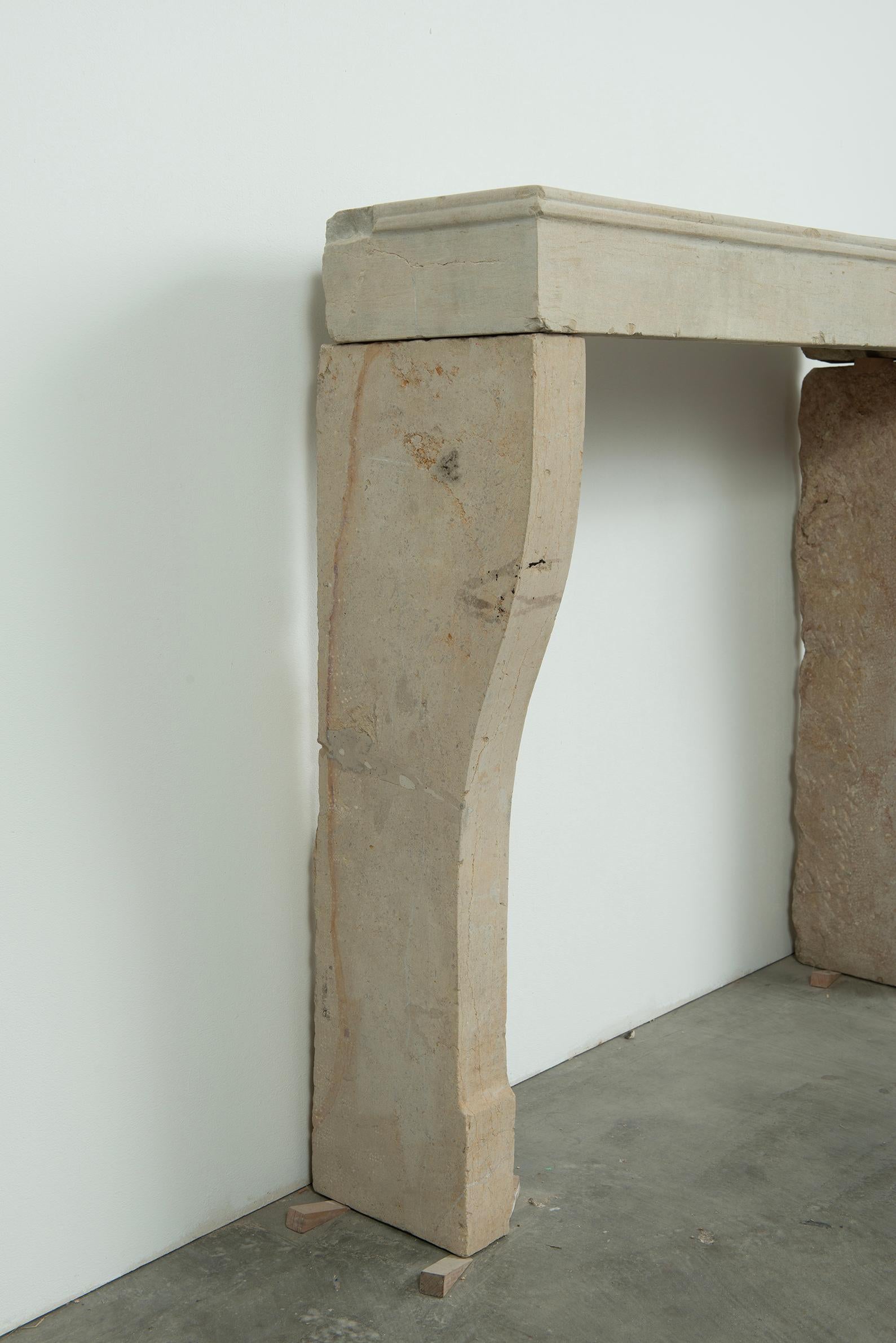 Pequeña repisa de chimenea francesa antigua de piedra caliza Campagnard, Siglo XIX 9