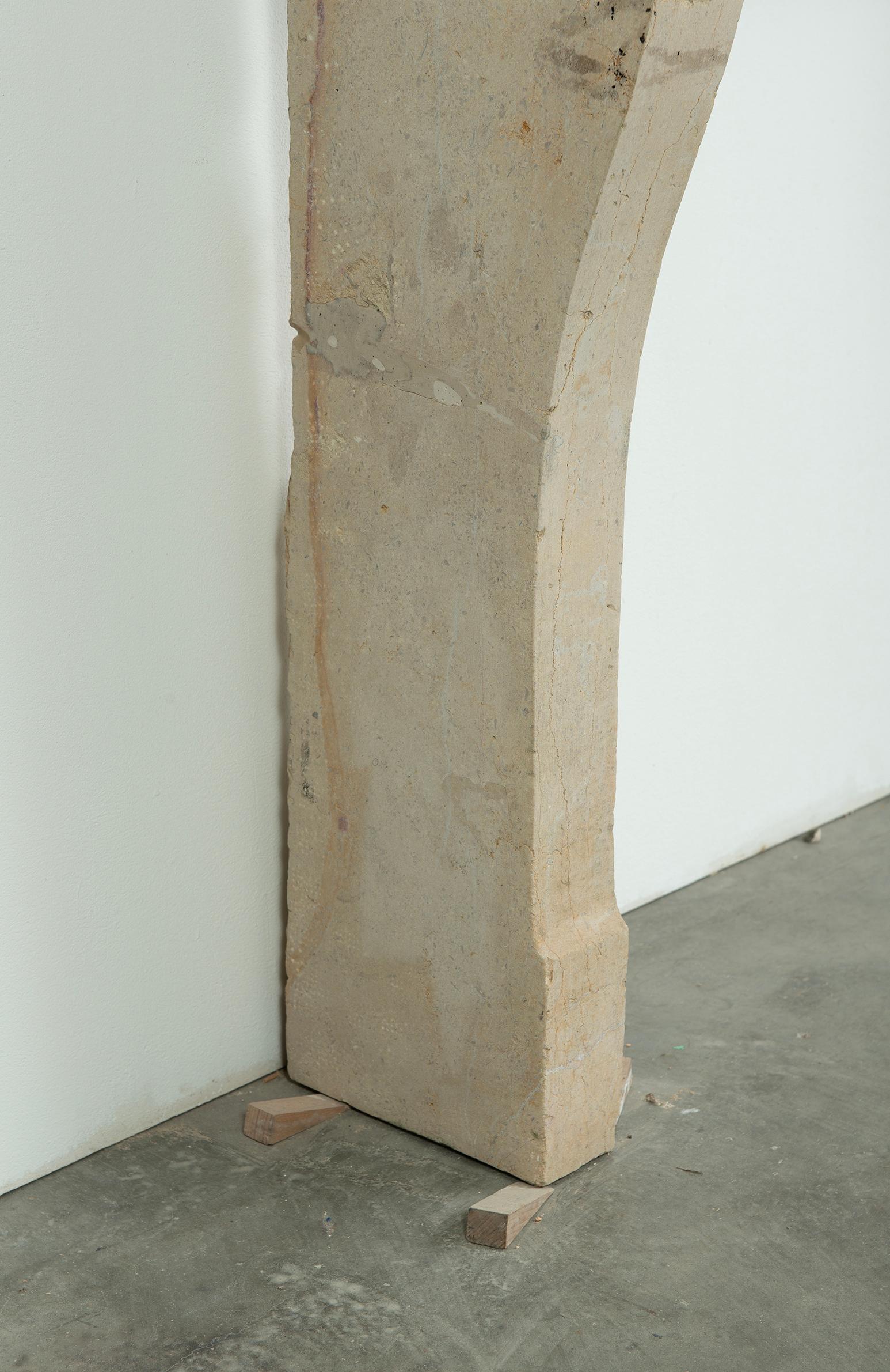 Pequeña repisa de chimenea francesa antigua de piedra caliza Campagnard, Siglo XIX 10