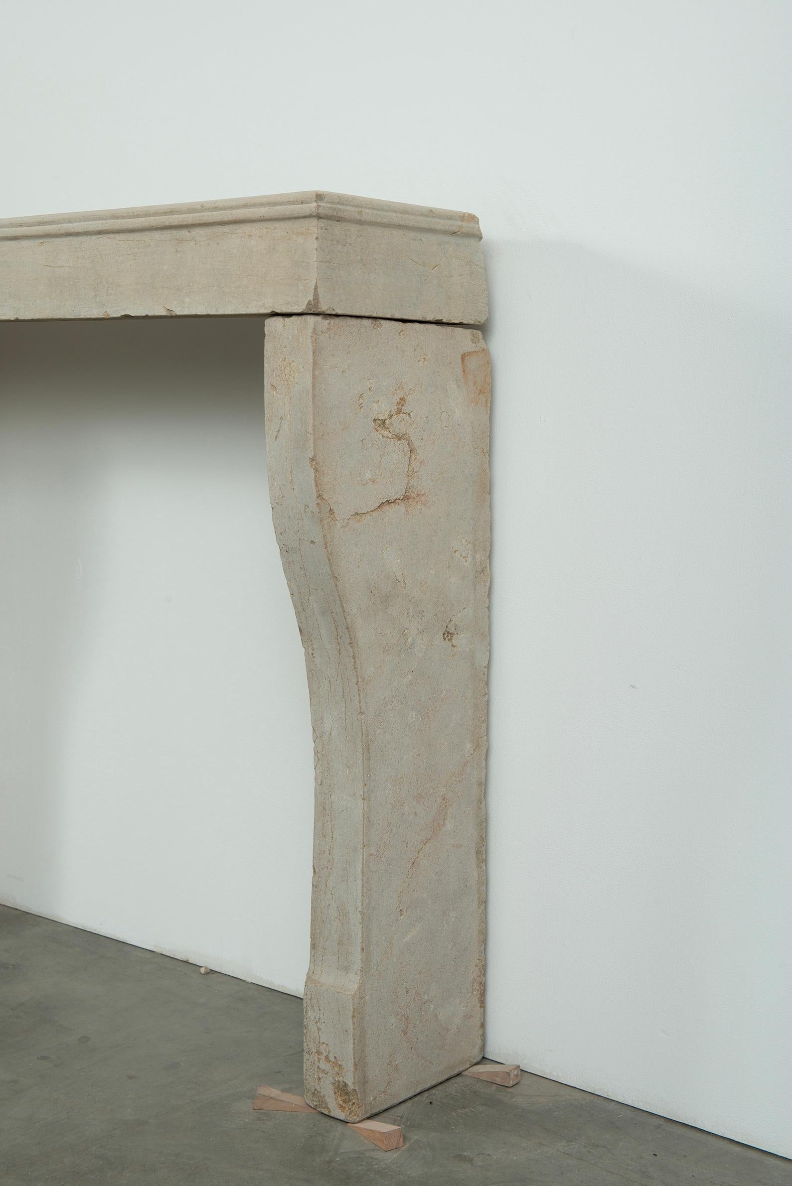 Pequeña repisa de chimenea francesa antigua de piedra caliza Campagnard, Siglo XIX Piedra