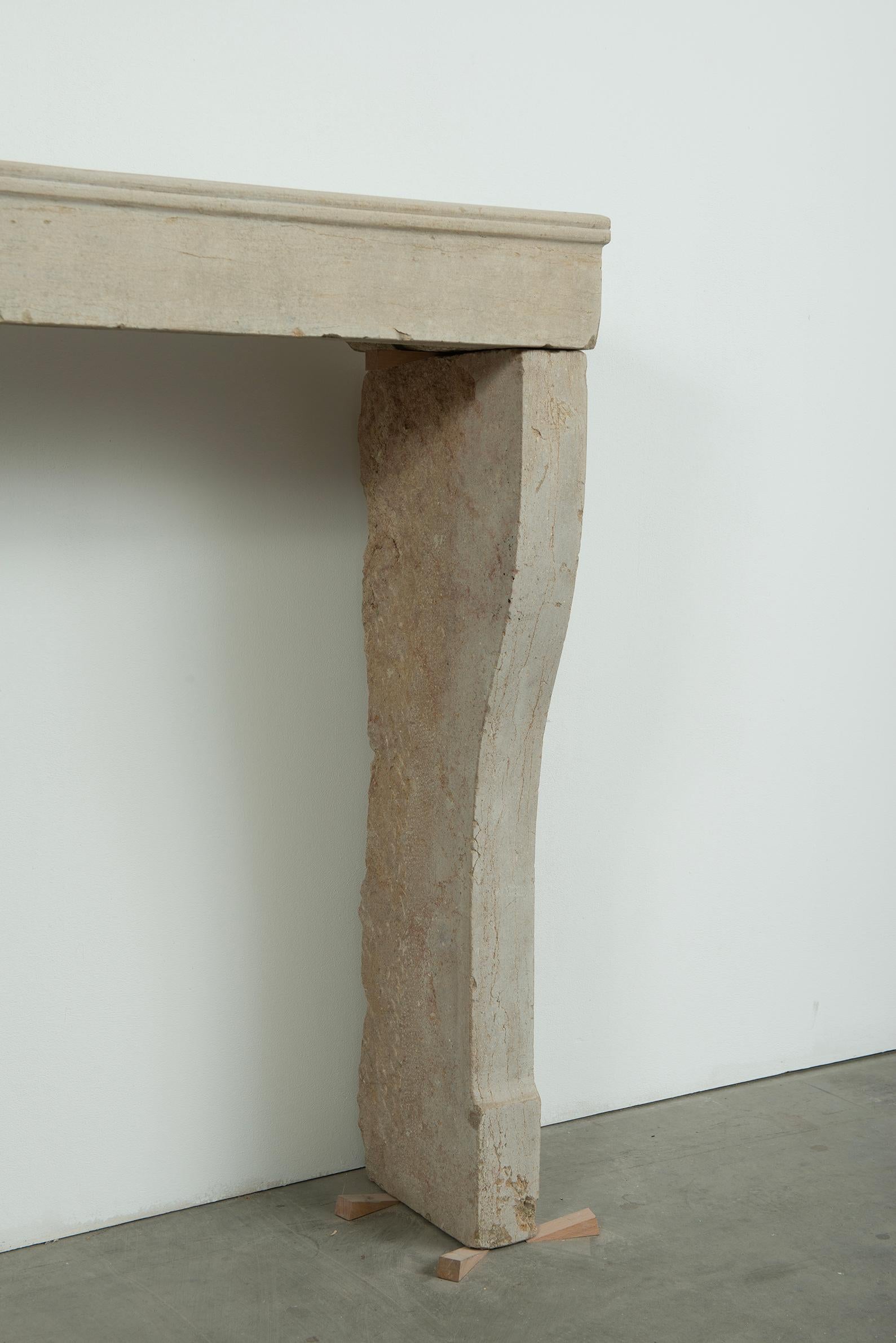 Pequeña repisa de chimenea francesa antigua de piedra caliza Campagnard, Siglo XIX 2