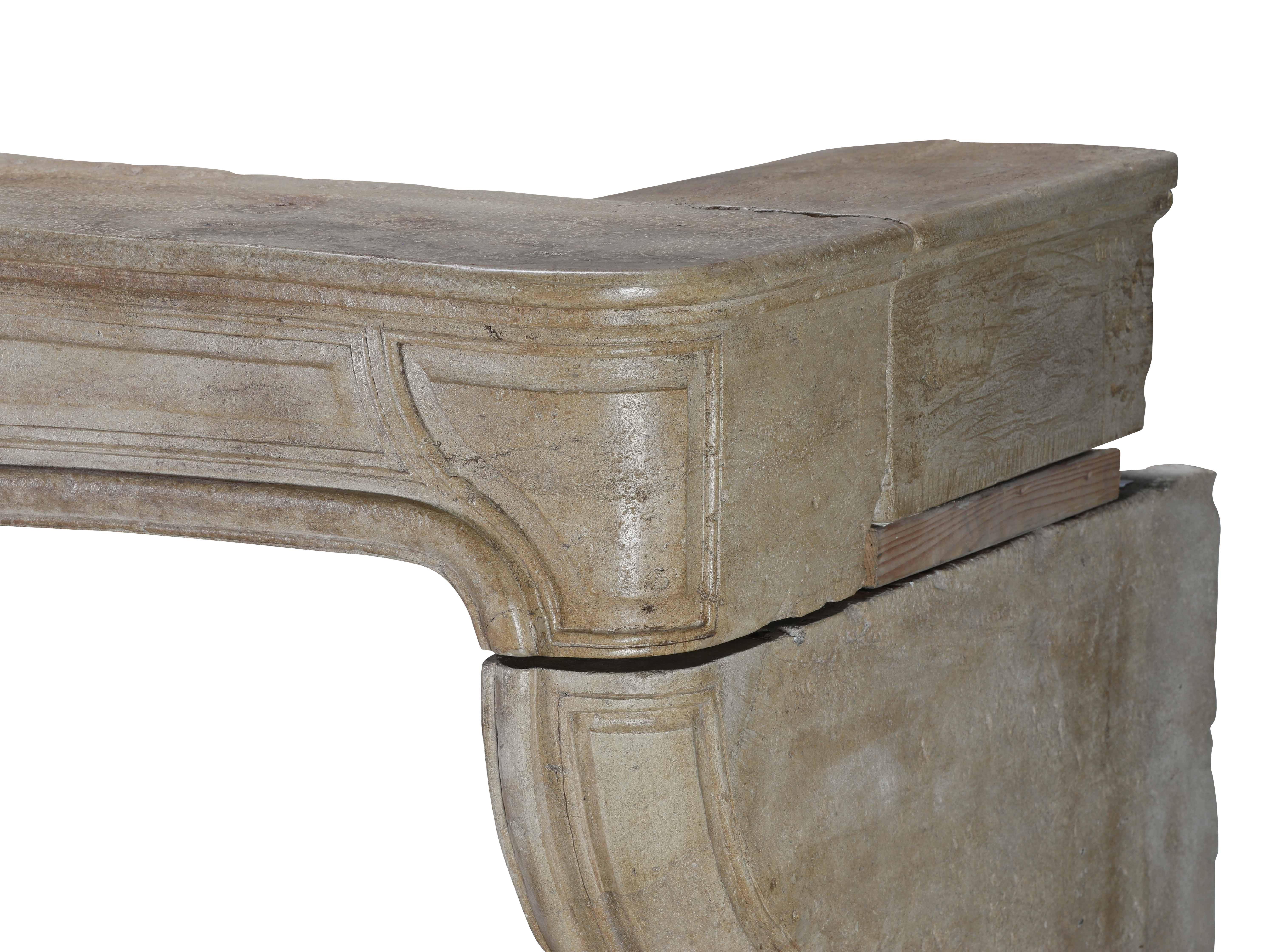 Petite cheminée française ancienne Louis XIV en grès du 18ème siècle en vente 5