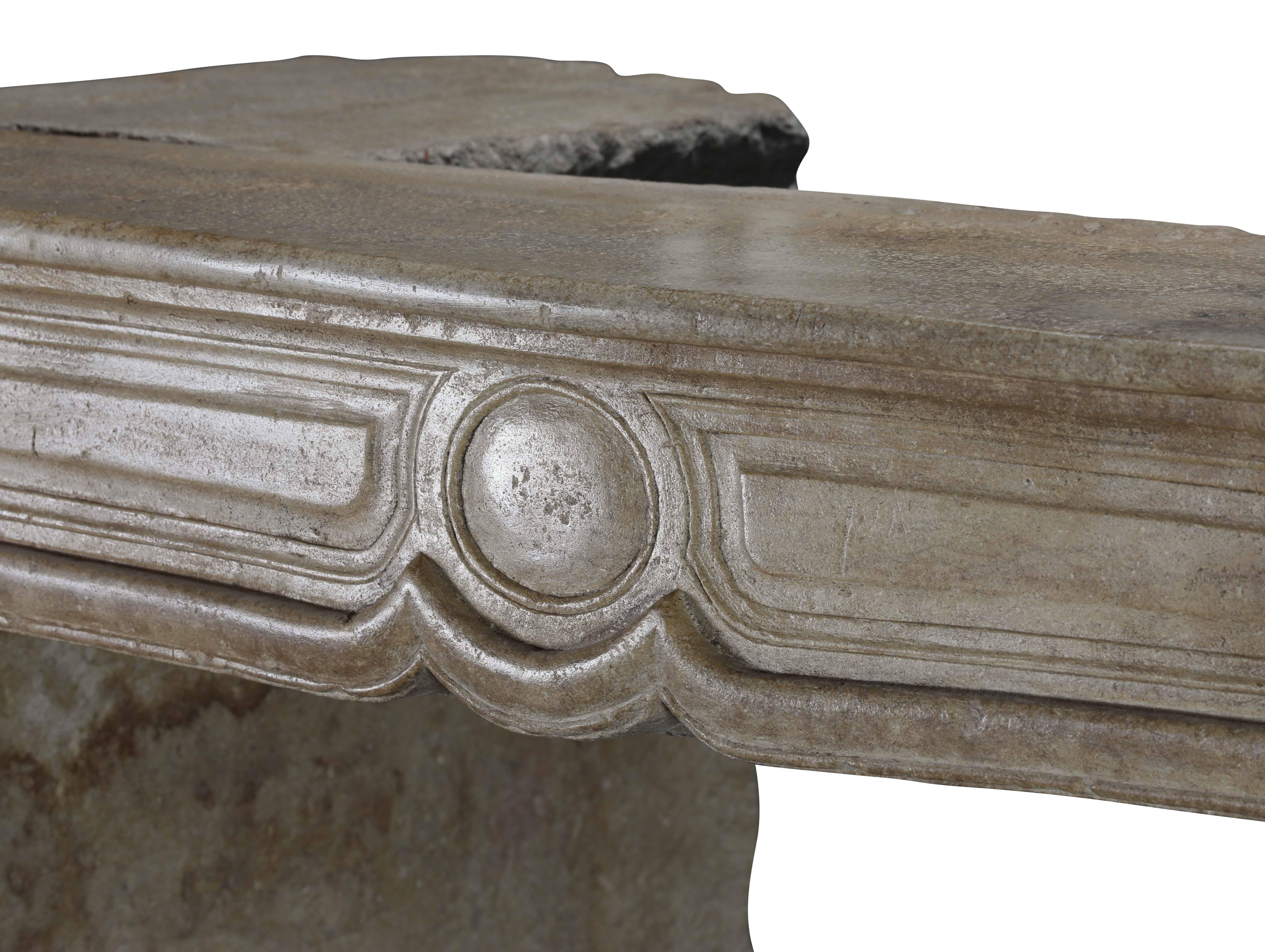 Petite cheminée française ancienne Louis XIV en grès du 18ème siècle en vente 1