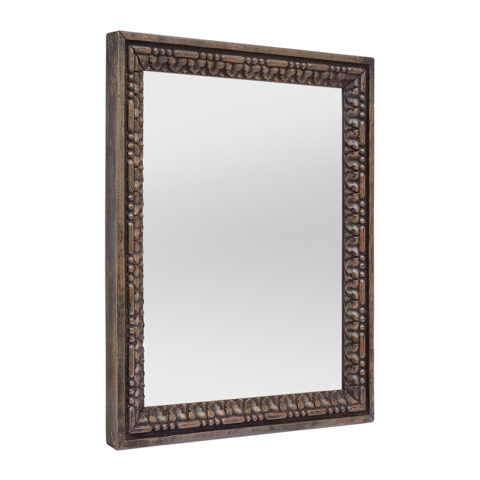 Petit miroir ancien français en bois sculpté noirci, vers 1870. Cadre ancien en bois de sapin sculpté et noirci, orné de rais-de-coeur, et de chapelets de perles en trio. Largeur du cadre : 3 cm / 1.18 in. Miroir en verre moderne. Dos en bois.