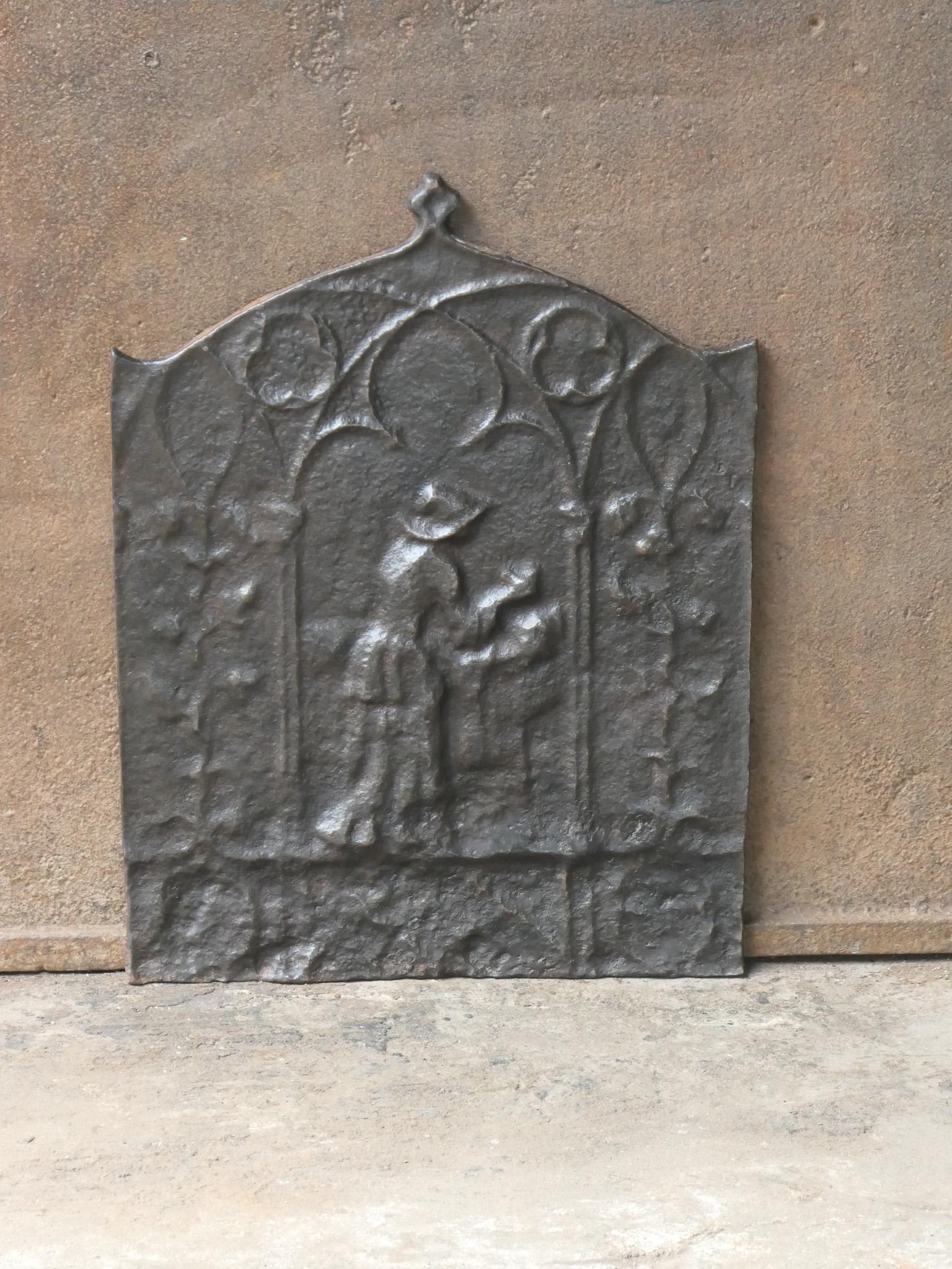 Piccolo focolare francese del XIX secolo. Lo stile del parafuoco è Napoleone III e risale a quel periodo. 

Lo schienale è in ghisa e presenta una patina marrone naturale. Su richiesta può essere realizzato in nero o peltro senza costi aggiuntivi.