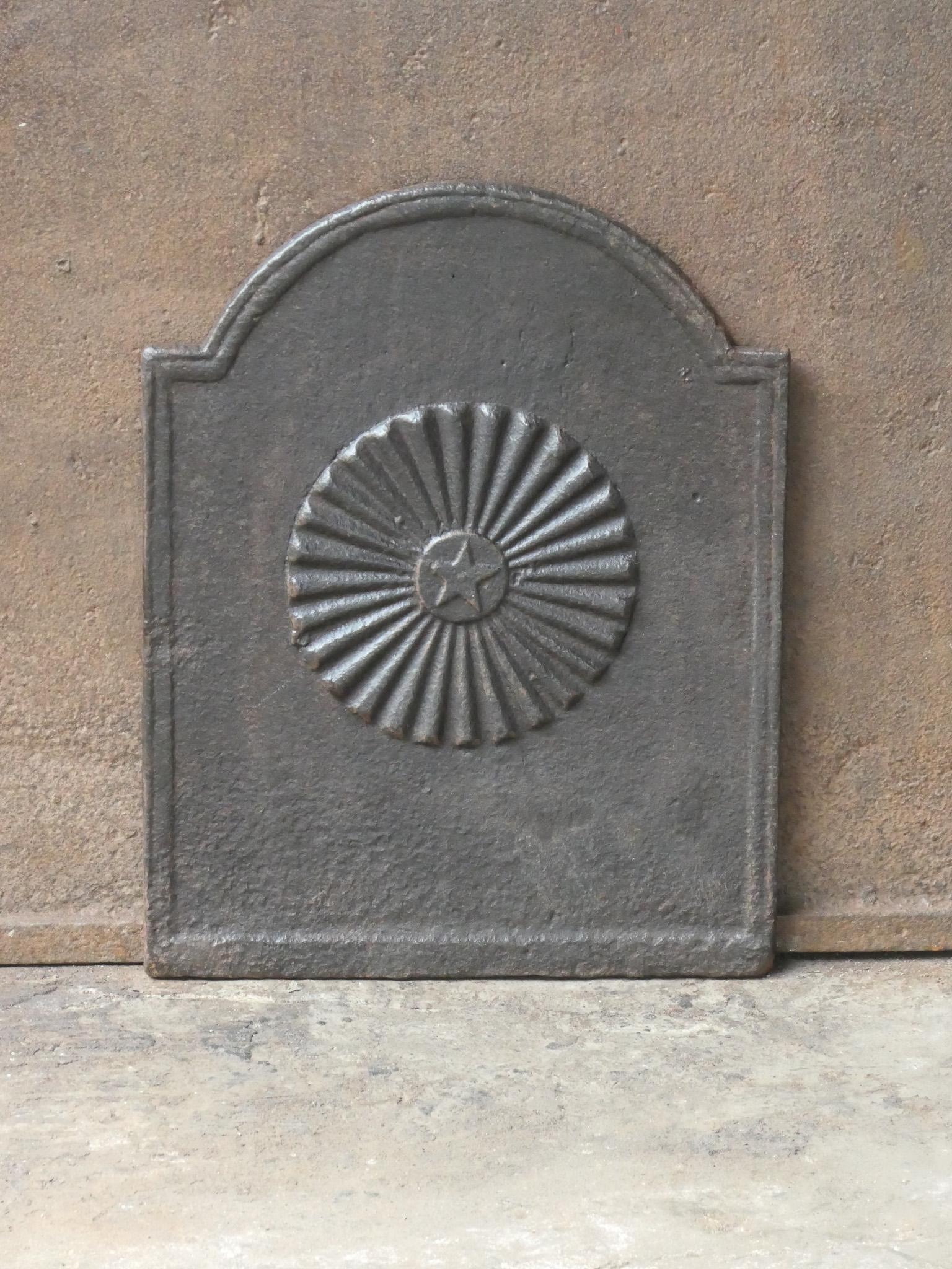 Piccolo focolare francese del XIX secolo. Lo stile del parafuoco è Napoleone III e risale a quel periodo. 

Lo schienale è in ghisa e presenta una patina marrone naturale. Su richiesta può essere realizzato in nero o peltro senza costi aggiuntivi.