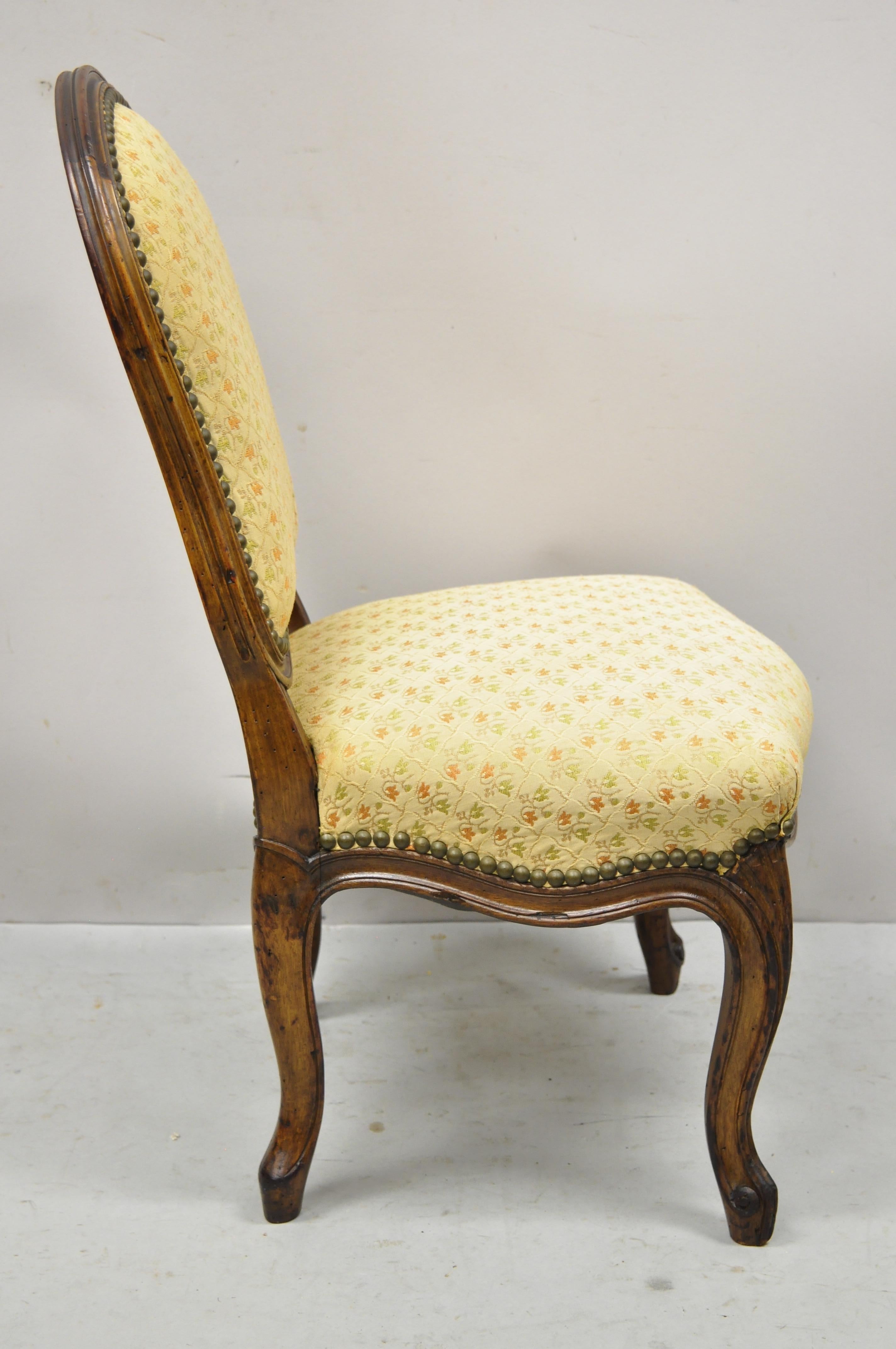Antiker französischer Provinzial-Boudoir-Beistellstuhl aus geschnitztem Nussbaumholz im Louis-XV-Stil, Frankreich im Angebot 3