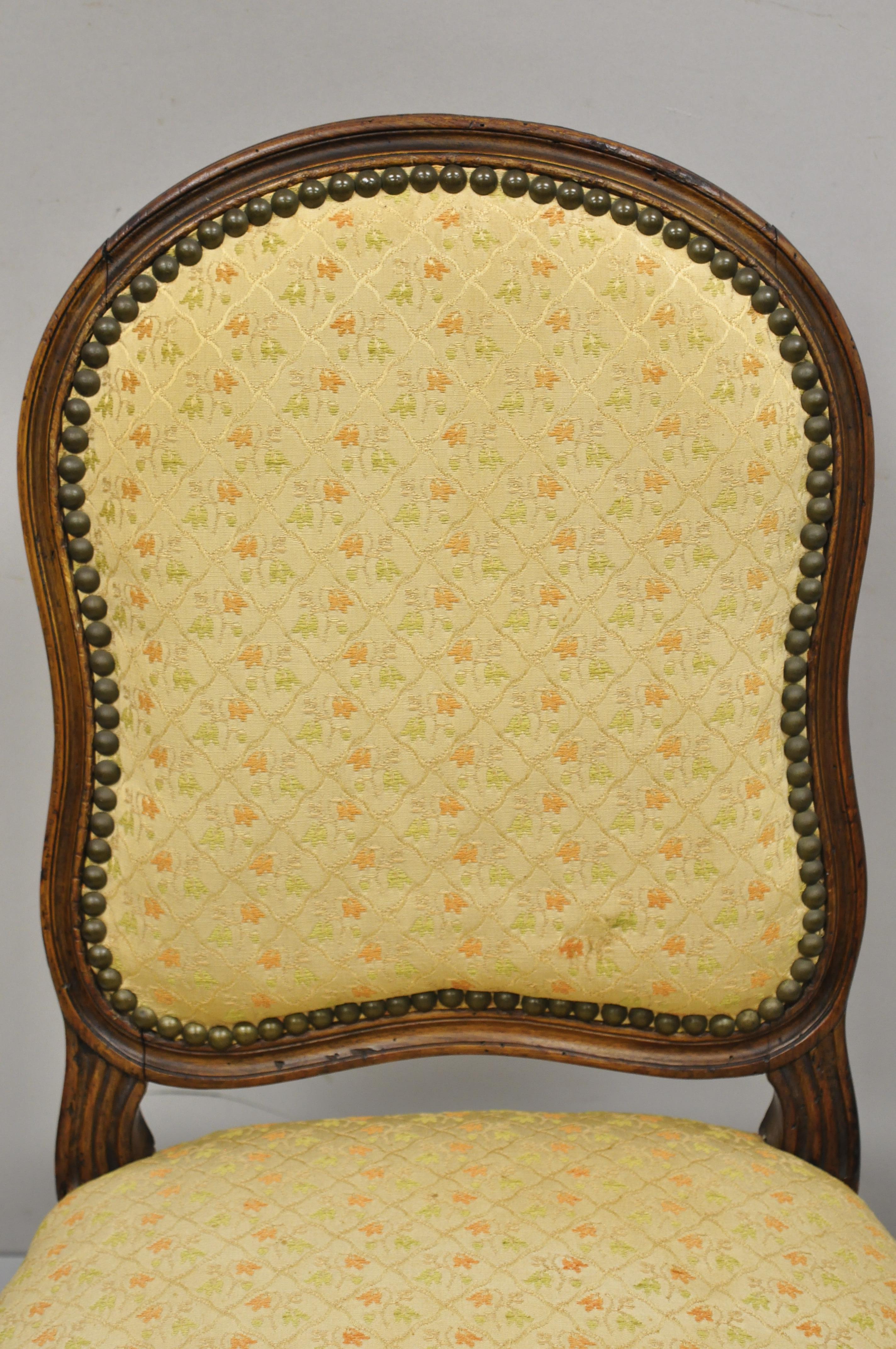 Antiker französischer Provinzial-Boudoir-Beistellstuhl aus geschnitztem Nussbaumholz im Louis-XV-Stil, Frankreich (Französisch) im Angebot