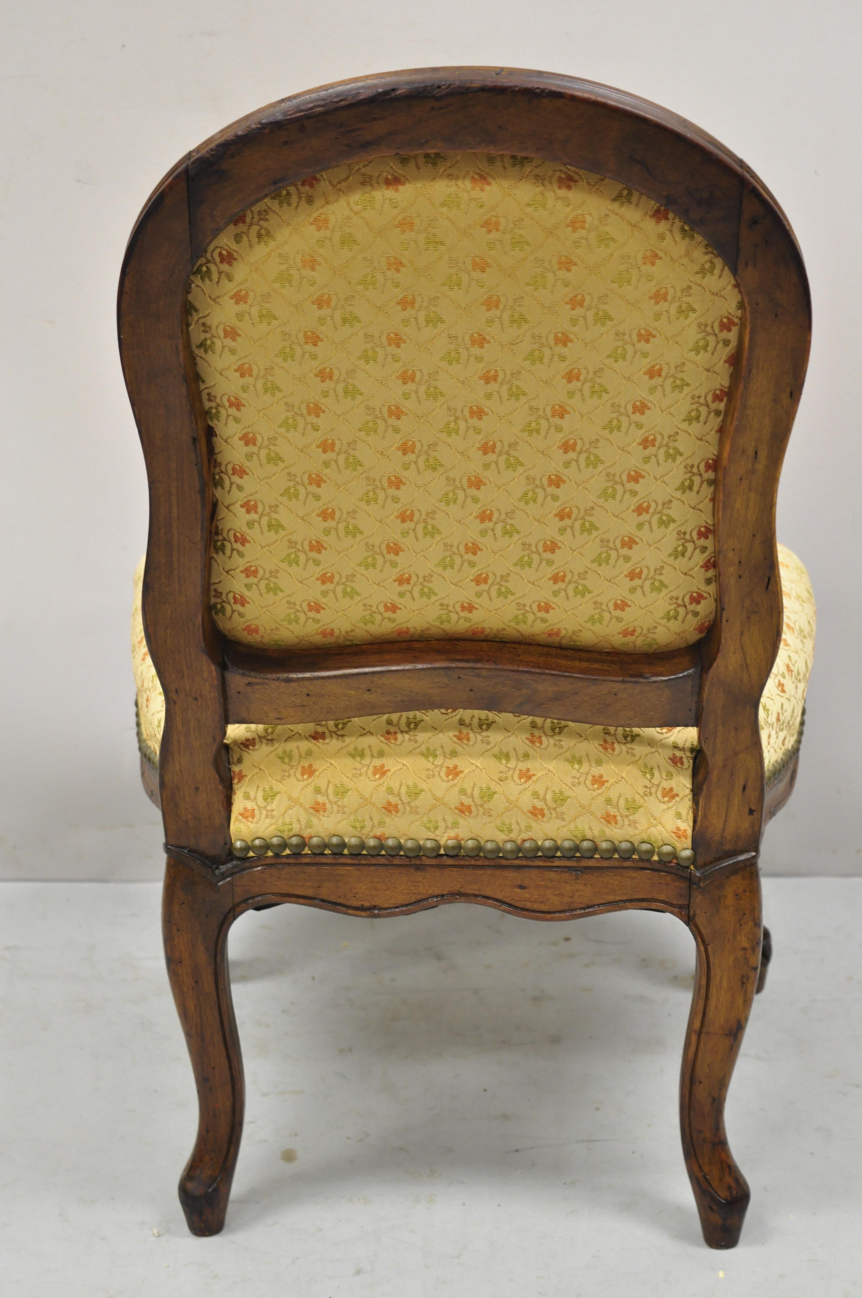 Tissu Petite chaise d'appoint provinciale française ancienne de style Louis XV en noyer sculpté en vente