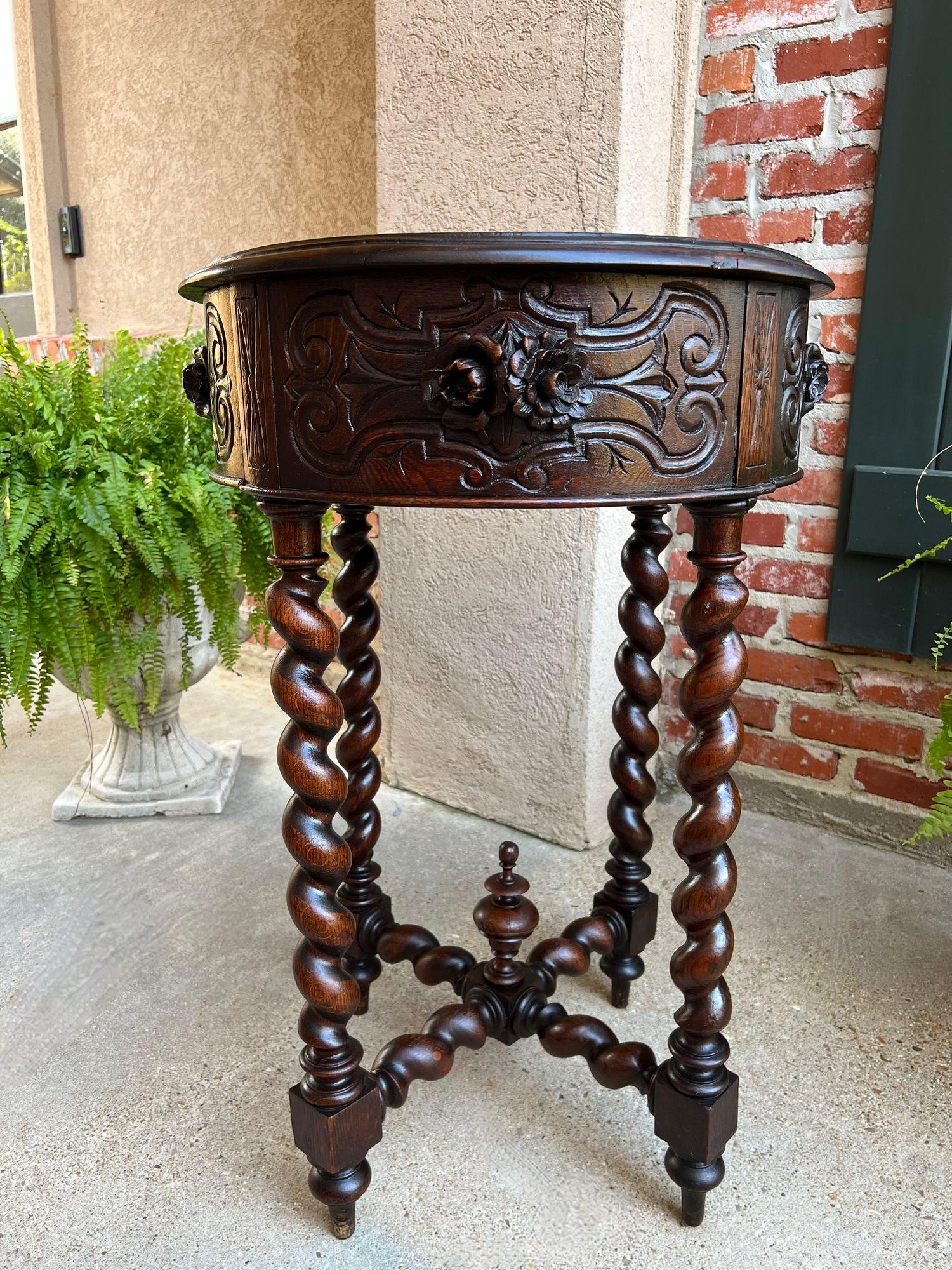 Petite table d'appoint française ancienne roUND Center Side TABLE Barley Twist Renaissance sculptée en chêne en vente 3