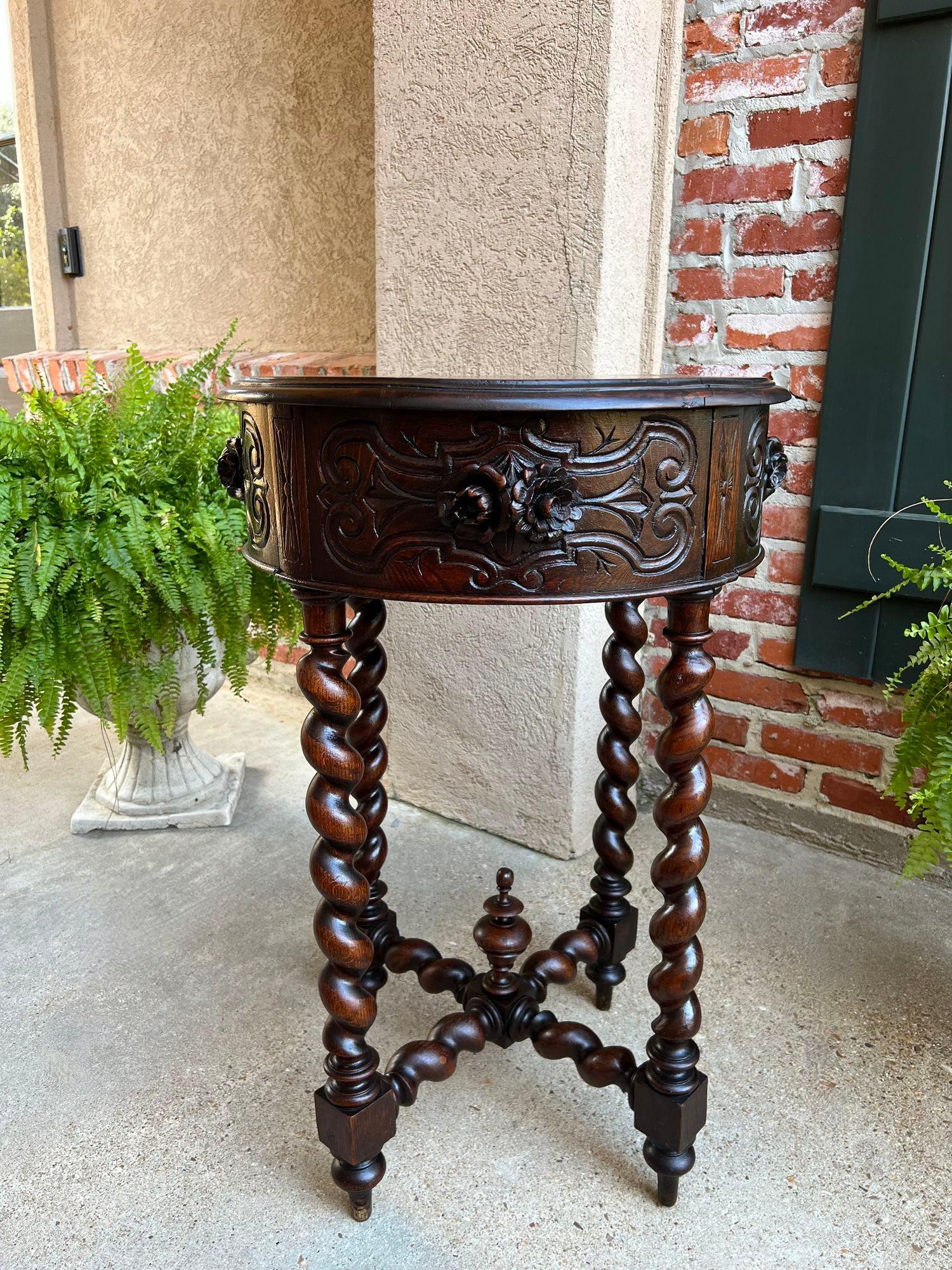 Petite table d'appoint française ancienne roUND Center Side TABLE Barley Twist Renaissance sculptée en chêne en vente 6
