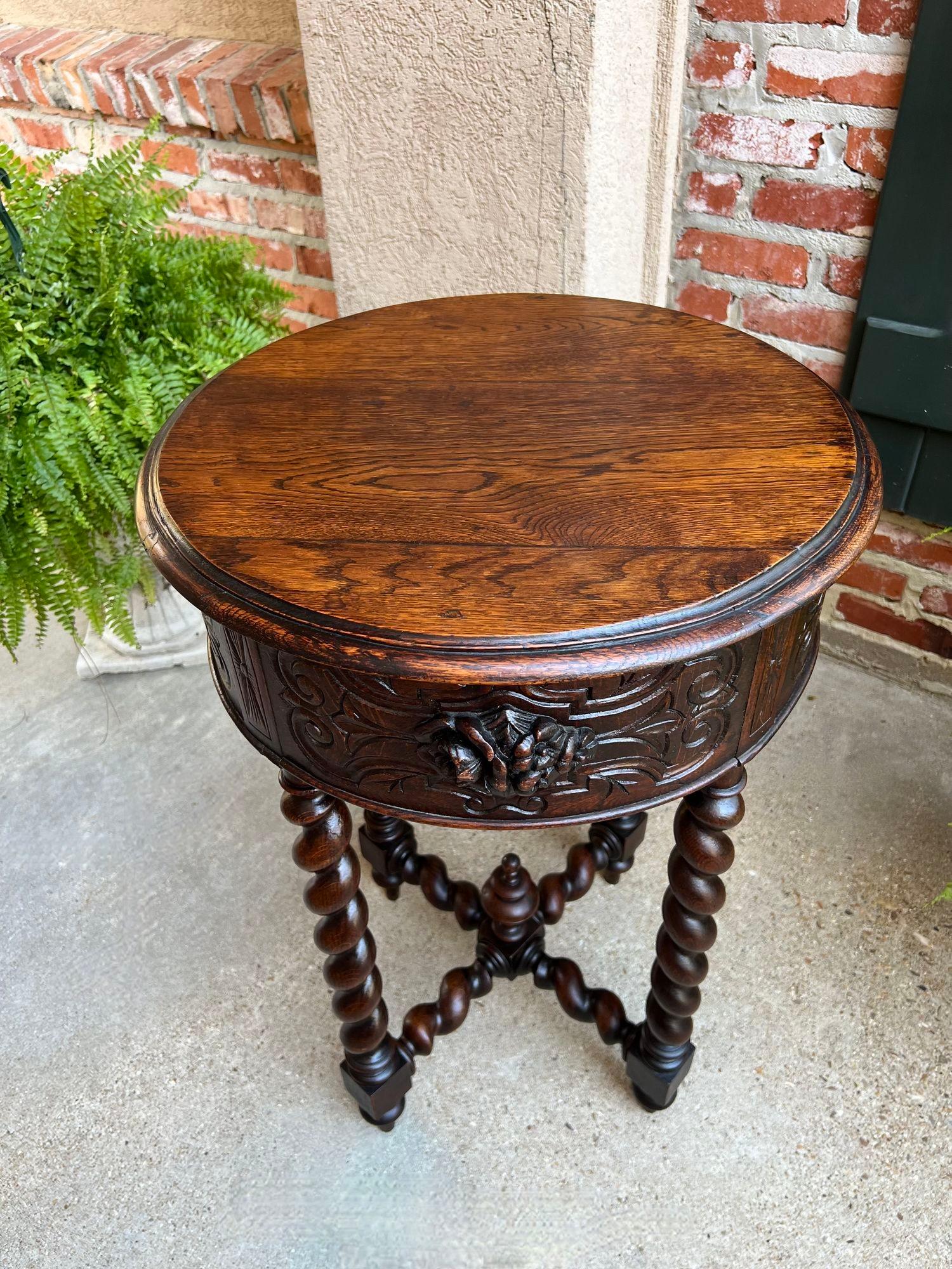 Petite table d'appoint française ancienne roUND Center Side TABLE Barley Twist Renaissance sculptée en chêne en vente 7