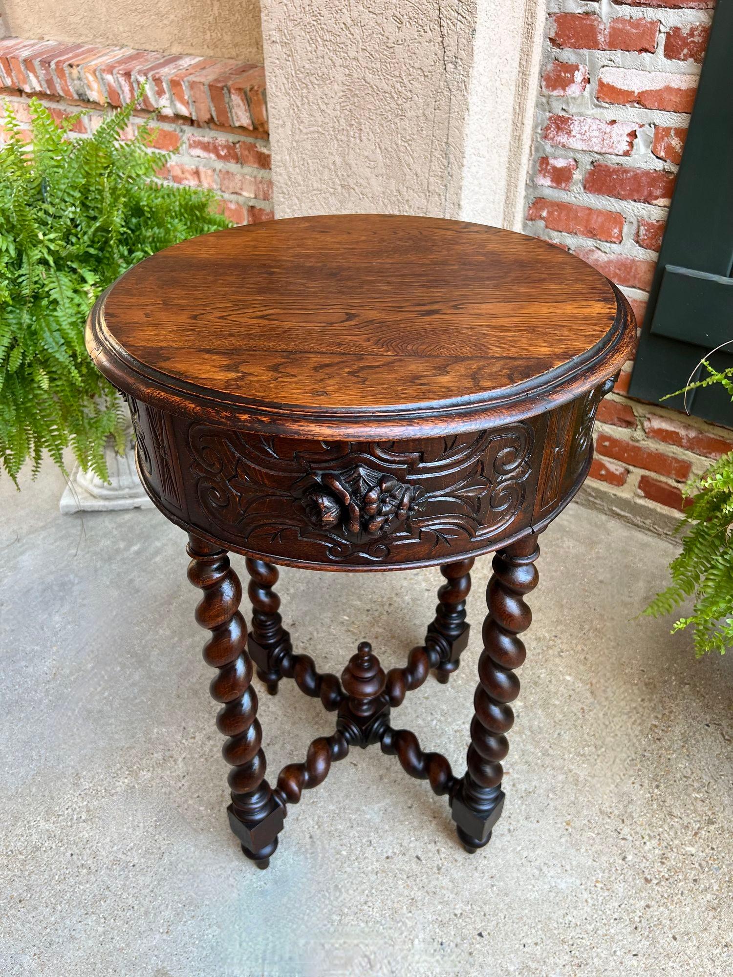 Petite table d'appoint française ancienne roUND Center Side TABLE Barley Twist Renaissance sculptée en chêne en vente 8