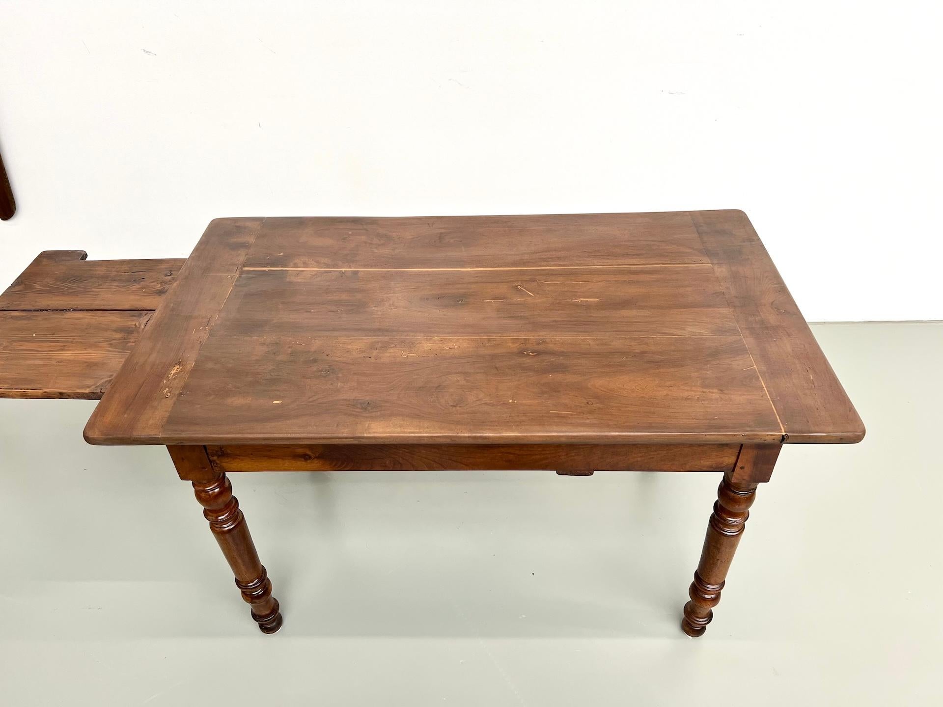 Kleiner antiker französischer Tisch aus massivem Nussbaum, 1890 im Angebot 4