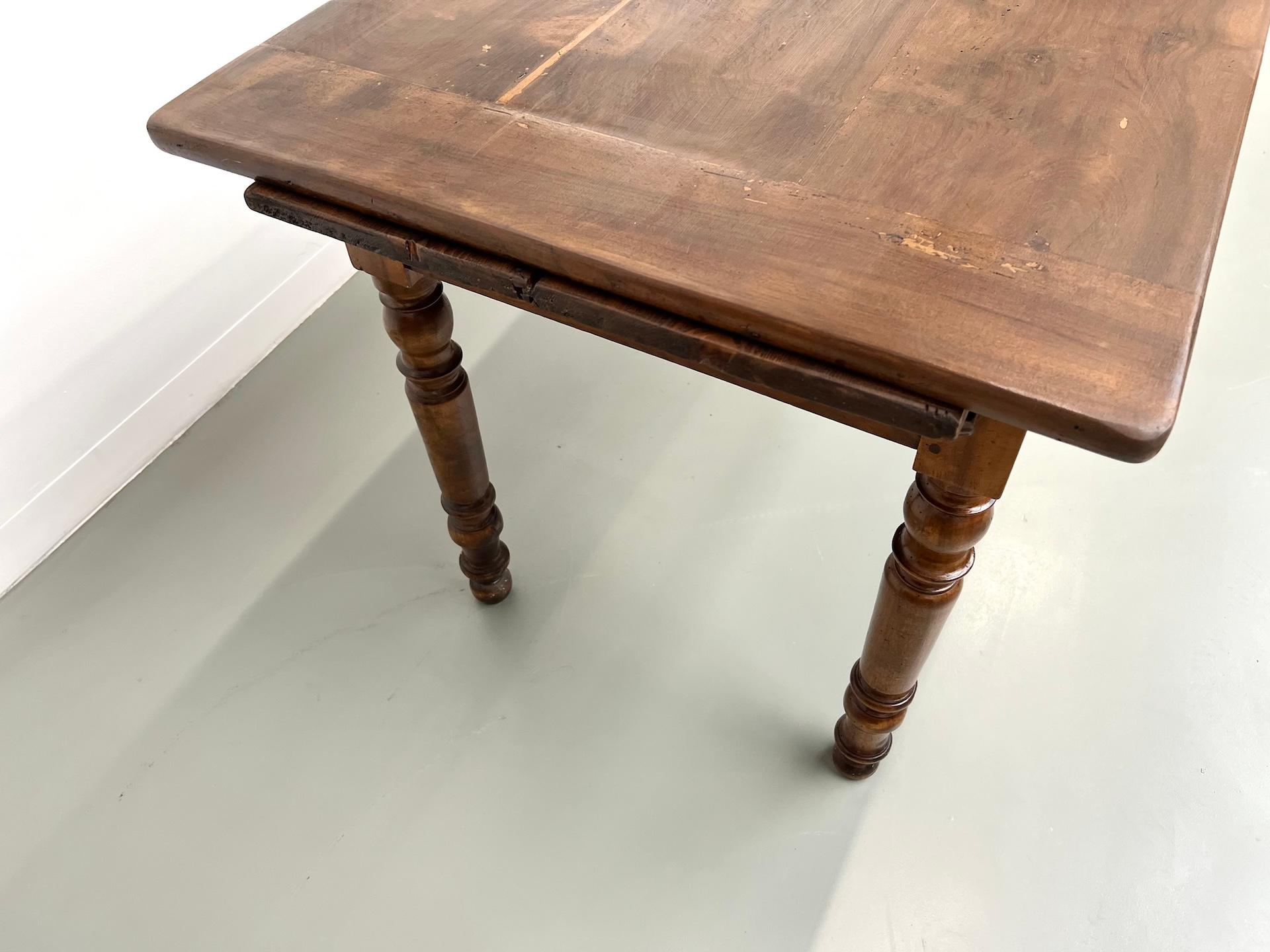 Kleiner antiker französischer Tisch aus massivem Nussbaum, 1890 im Angebot 5