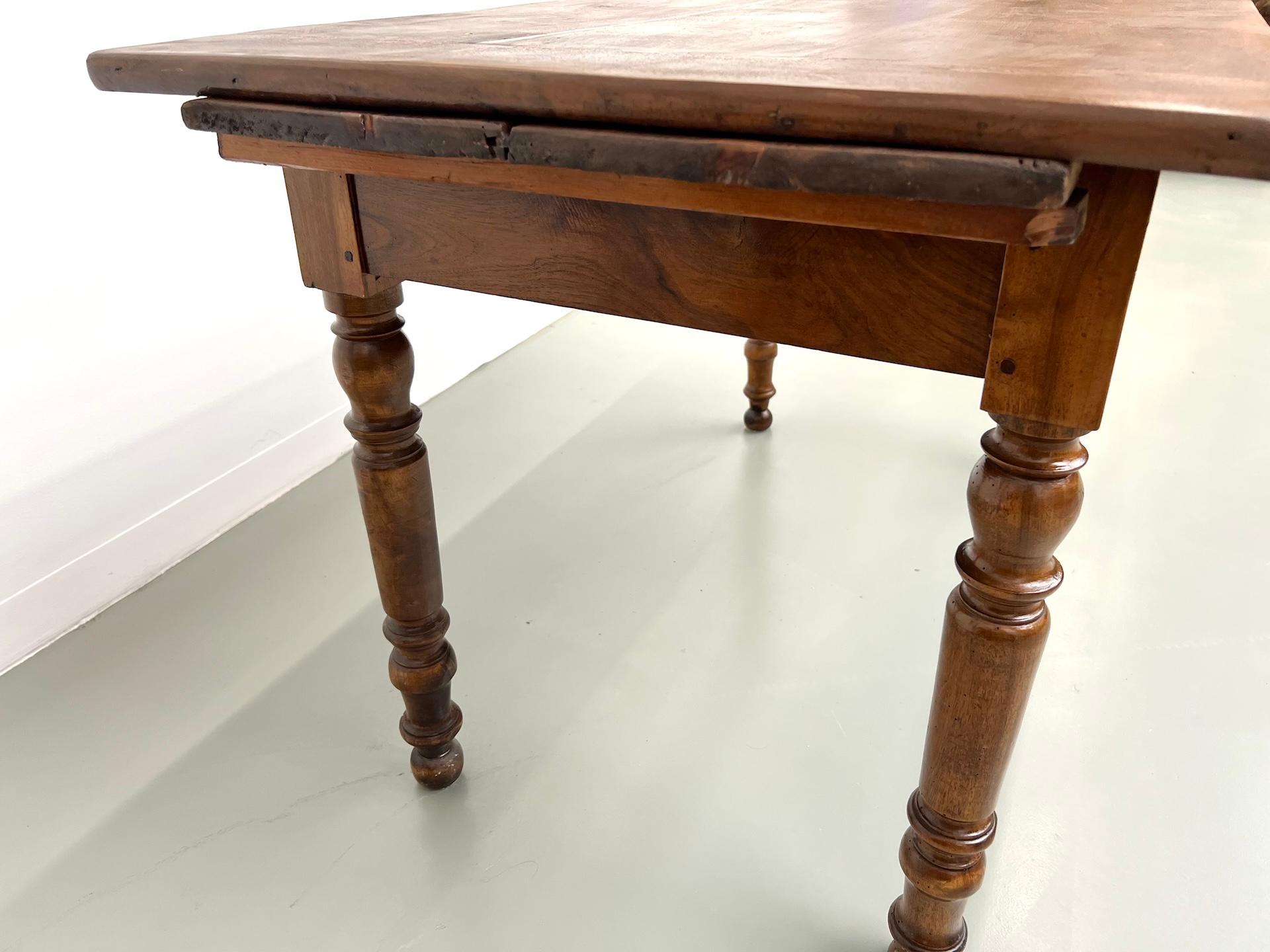 Kleiner antiker französischer Tisch aus massivem Nussbaum, 1890 im Angebot 6