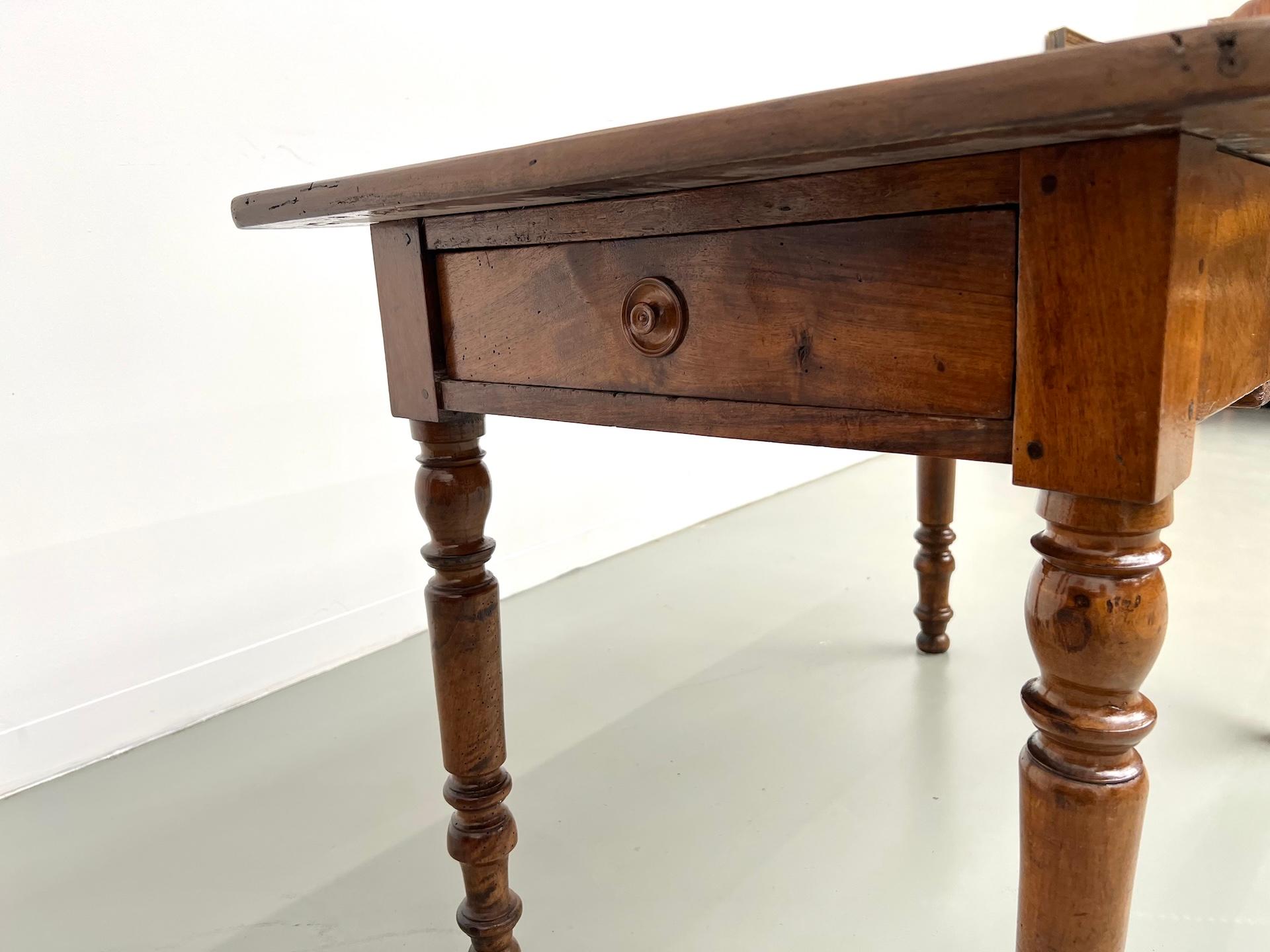 Kleiner antiker französischer Tisch aus massivem Nussbaum, 1890 im Angebot 7