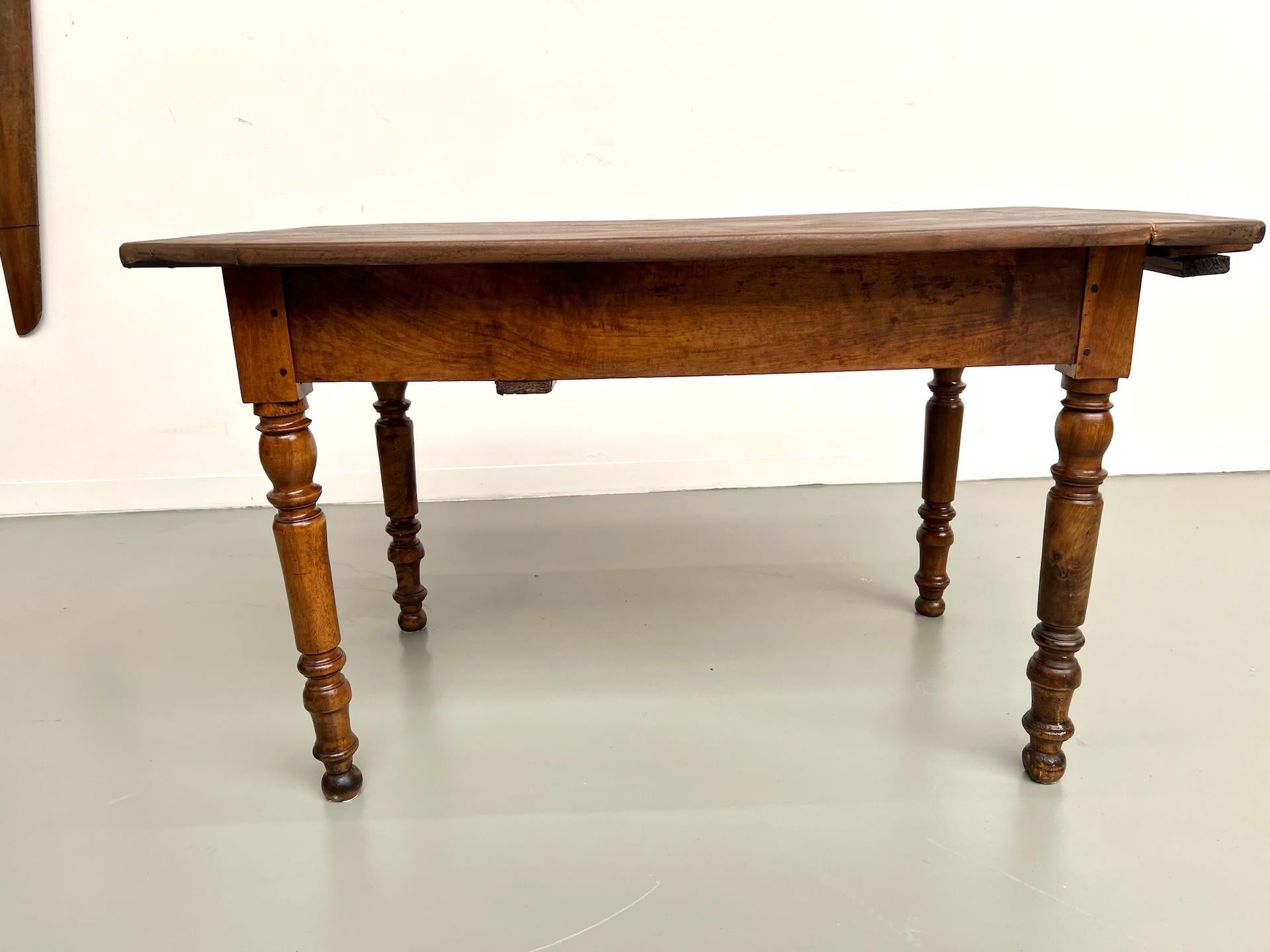 Kleiner antiker französischer Tisch aus massivem Nussbaum, 1890 im Angebot 8