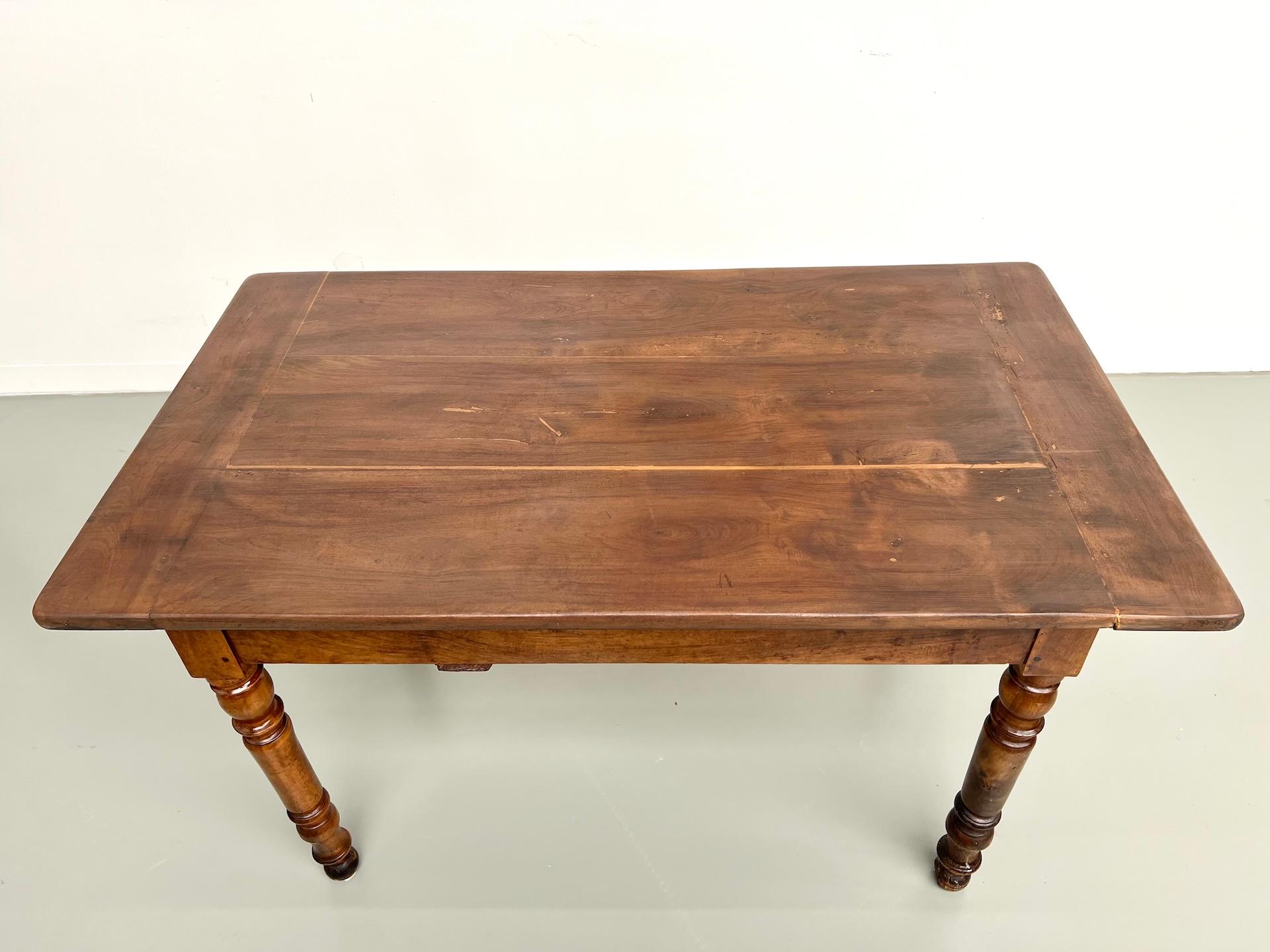 Kleiner antiker französischer Tisch aus massivem Nussbaum, 1890 im Angebot 9