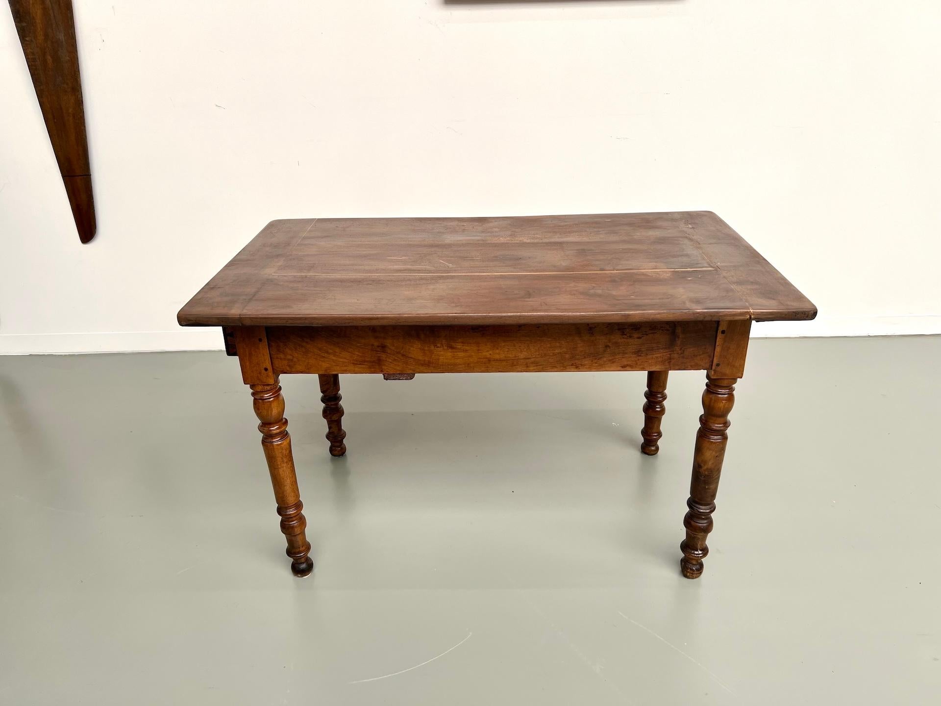 Kleiner antiker französischer Tisch aus massivem Nussbaum, 1890 im Angebot 10