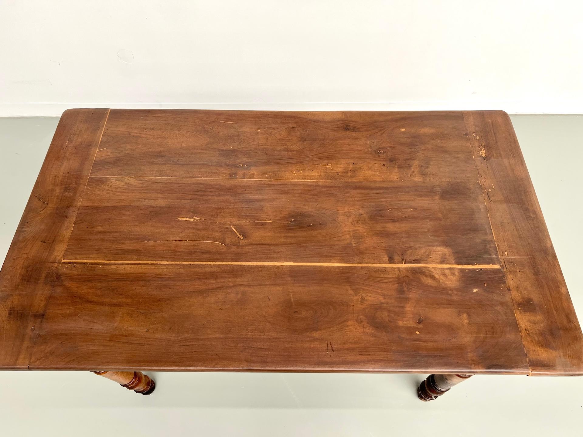 Kleiner antiker französischer Tisch aus massivem Nussbaum, 1890 im Angebot 11