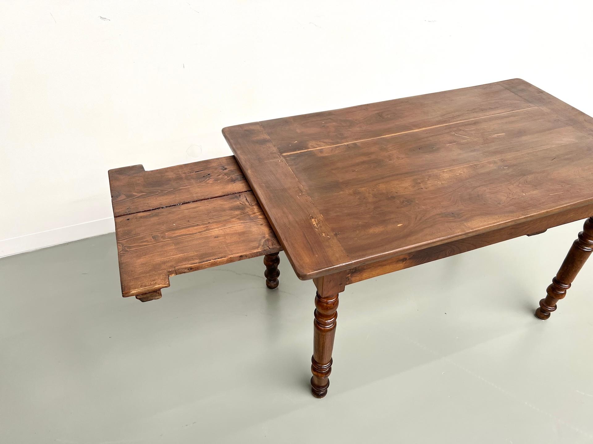 Kleiner antiker französischer Tisch aus massivem Nussbaum, 1890 

Wir präsentieren diesen charmanten und eleganten Tisch aus massivem Nussbaumholz. Dank seiner vielseitigen Abmessungen kann er problemlos als Schreibtisch verwendet werden. An einem