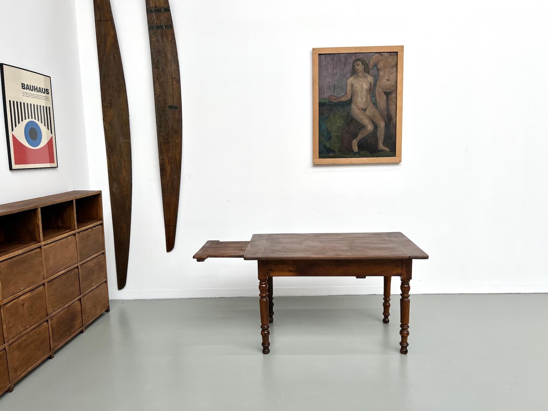 Kleiner antiker französischer Tisch aus massivem Nussbaum, 1890 (Französische Provence) im Angebot