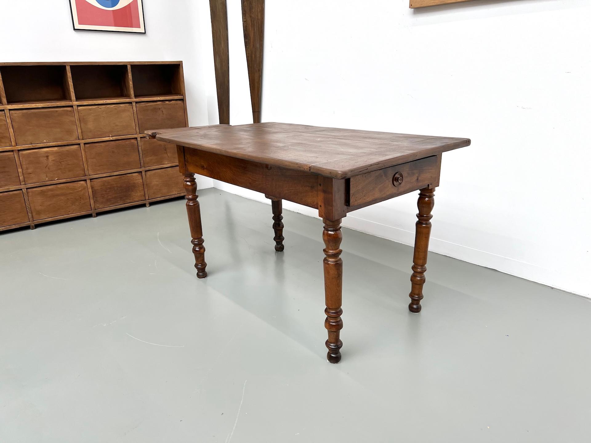 Kleiner antiker französischer Tisch aus massivem Nussbaum, 1890 (Französisch) im Angebot