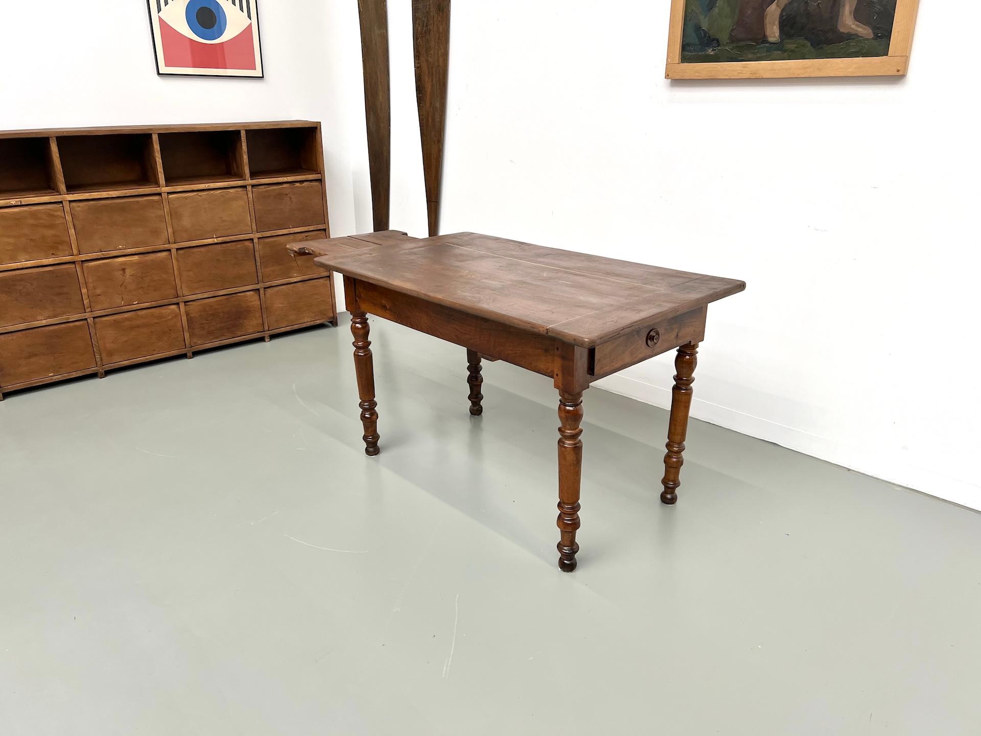 Kleiner antiker französischer Tisch aus massivem Nussbaum, 1890 im Zustand „Gut“ im Angebot in LYON, FR