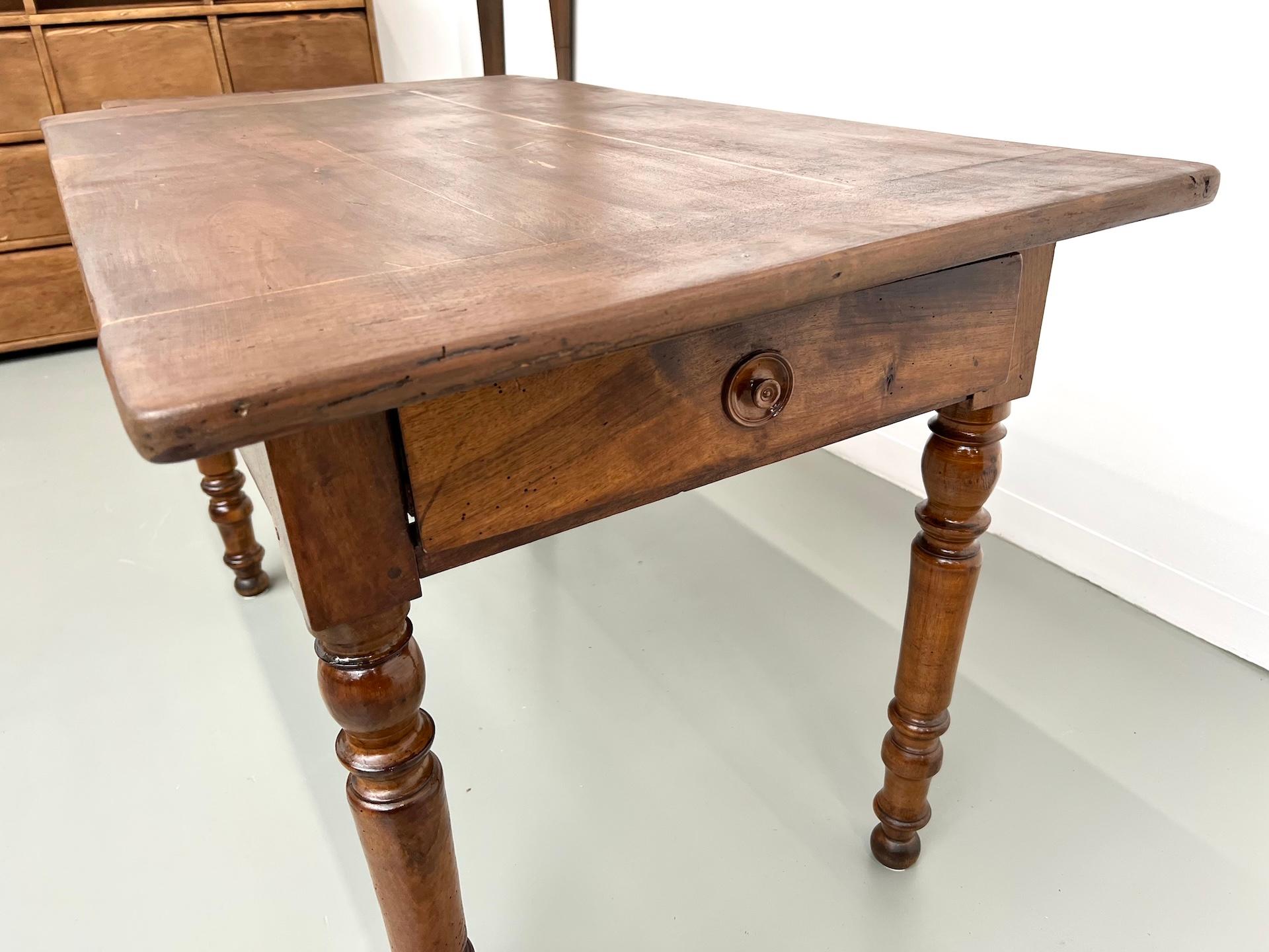 Kleiner antiker französischer Tisch aus massivem Nussbaum, 1890 (Spätes 19. Jahrhundert) im Angebot