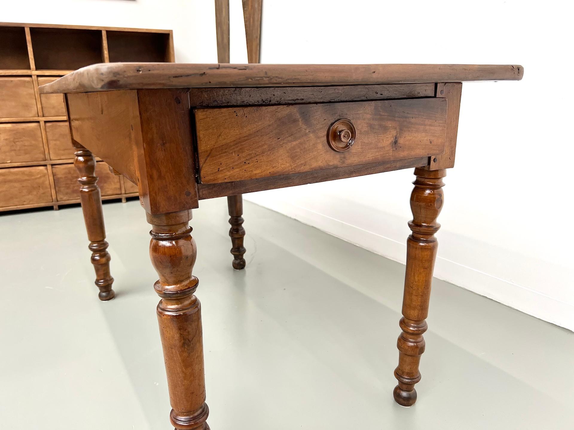 Kleiner antiker französischer Tisch aus massivem Nussbaum, 1890 (Walnuss) im Angebot