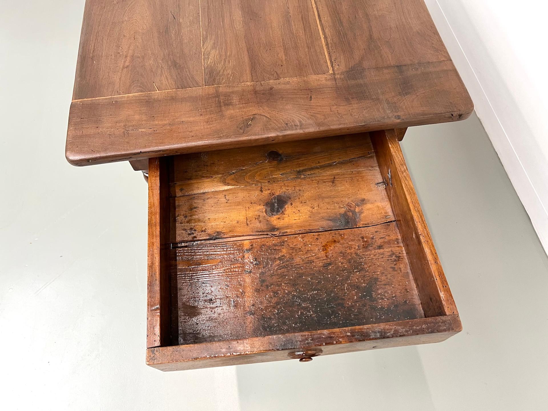 Kleiner antiker französischer Tisch aus massivem Nussbaum, 1890 im Angebot 1