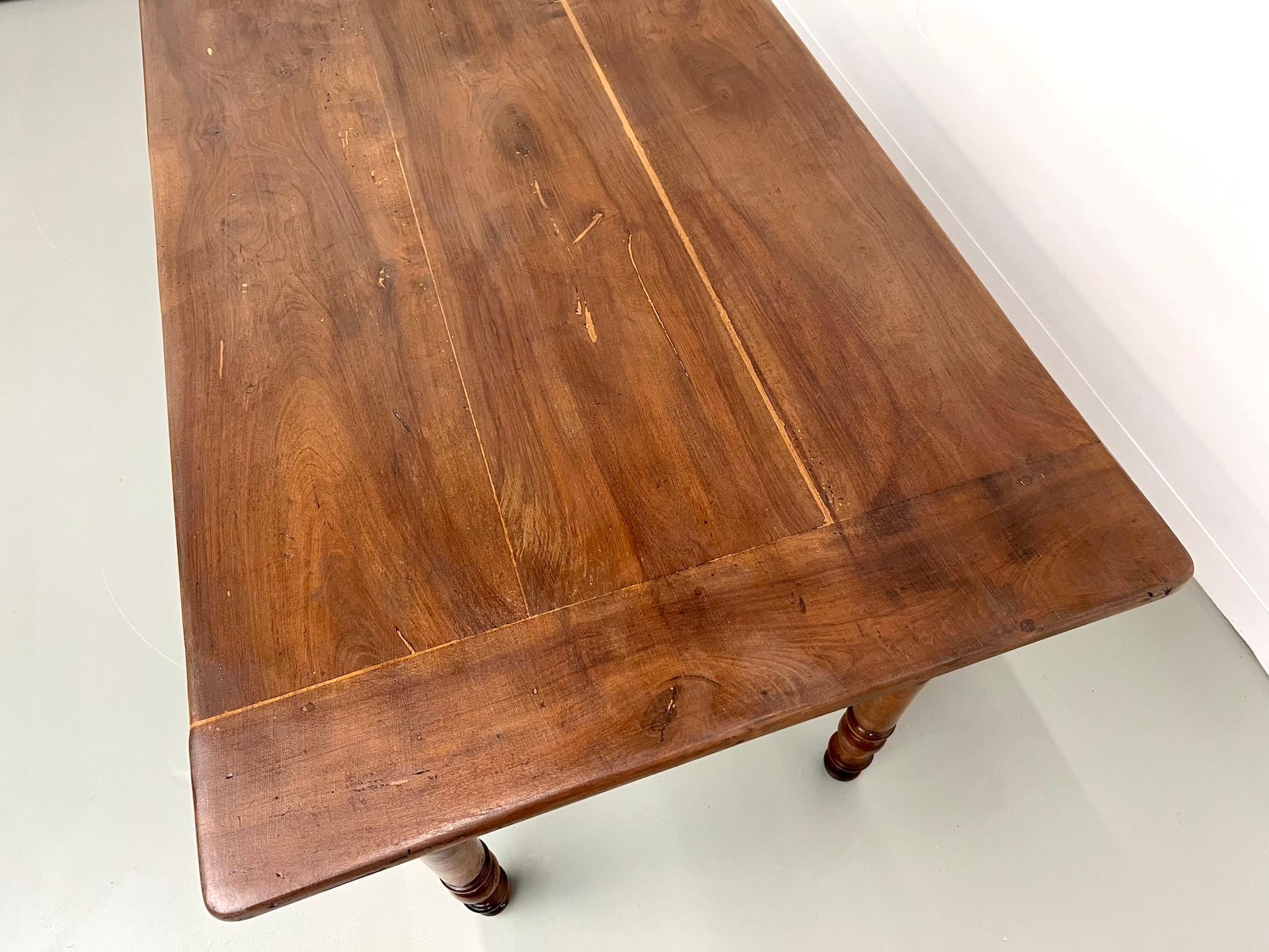 Kleiner antiker französischer Tisch aus massivem Nussbaum, 1890 im Angebot 2