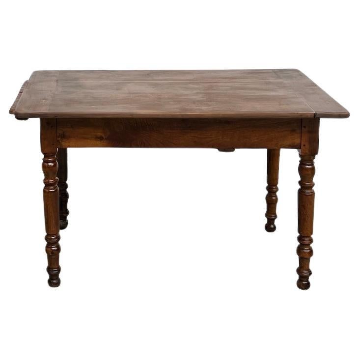 Kleiner antiker französischer Tisch aus massivem Nussbaum, 1890 im Angebot