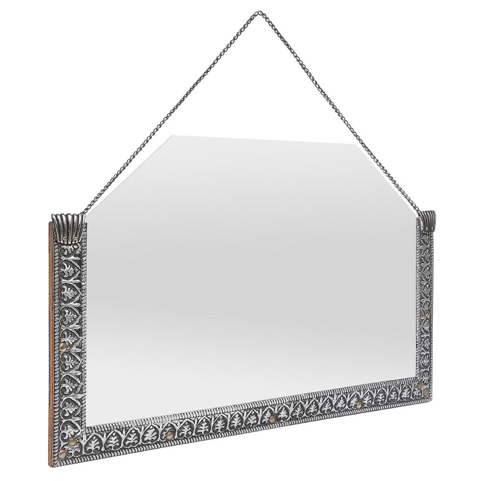 Petit miroir mural ancien français en métal repoussé, décors stylisés de la période Art Deco, vers 1930. Largeur du cadre : 2,5 cm / 0,98 in. Miroir en verre ancien. Petite chaîne en métal à suspendre. Dos en bois.