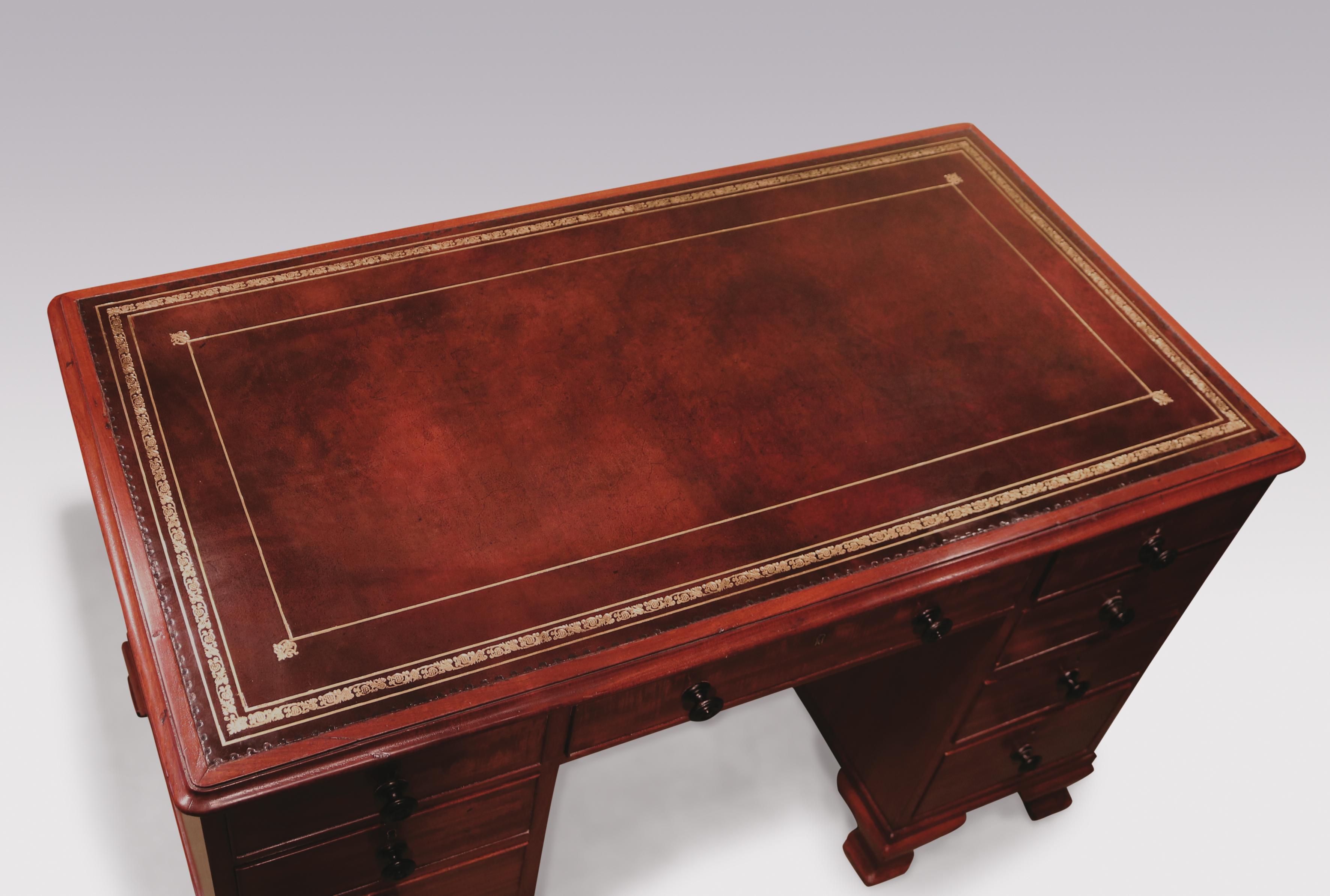 Poli Petit bureau ancien à piédestal en acajou de style George III en vente