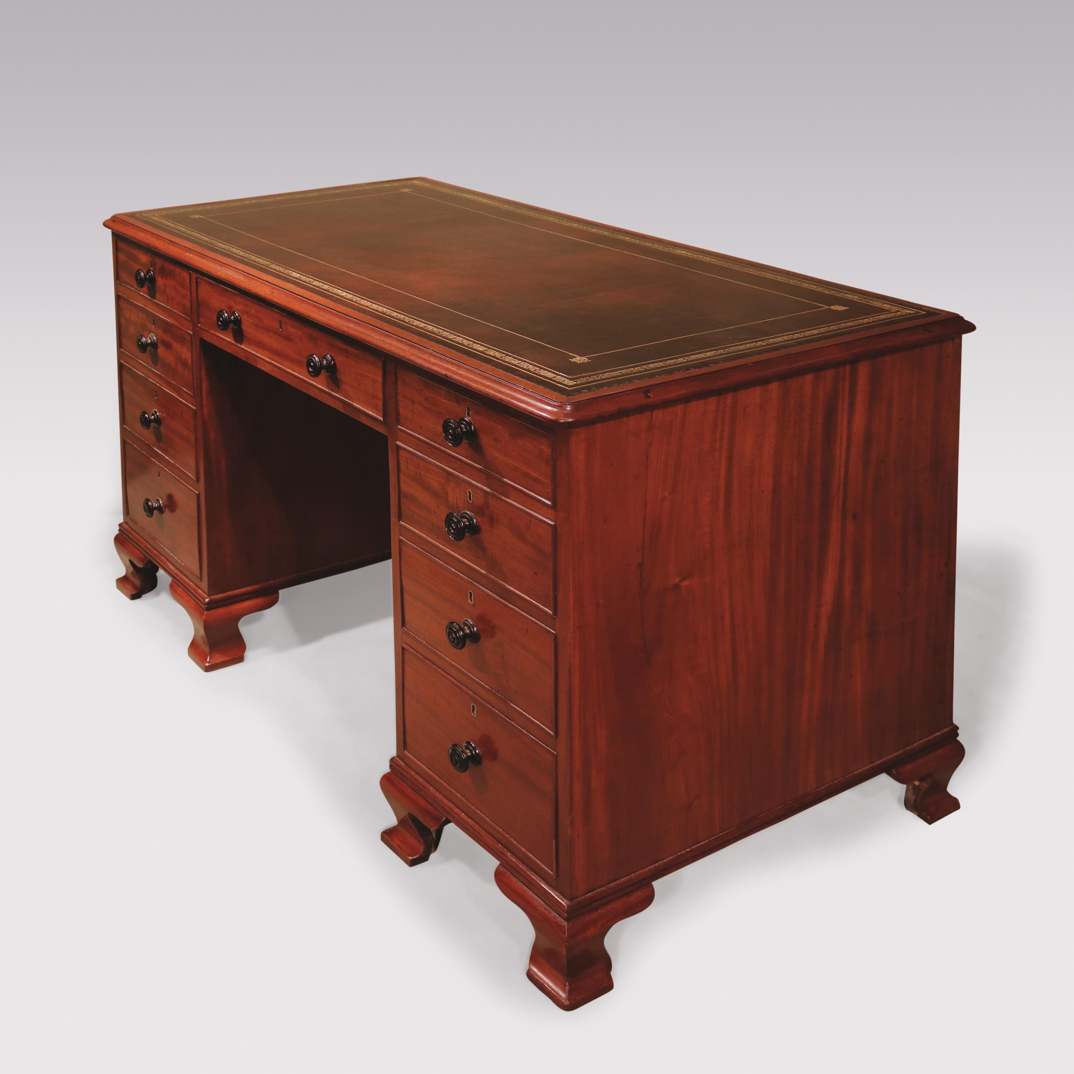 Small Antique George III Mahogany Pedestal Desk In Good Condition For Sale In London, GB