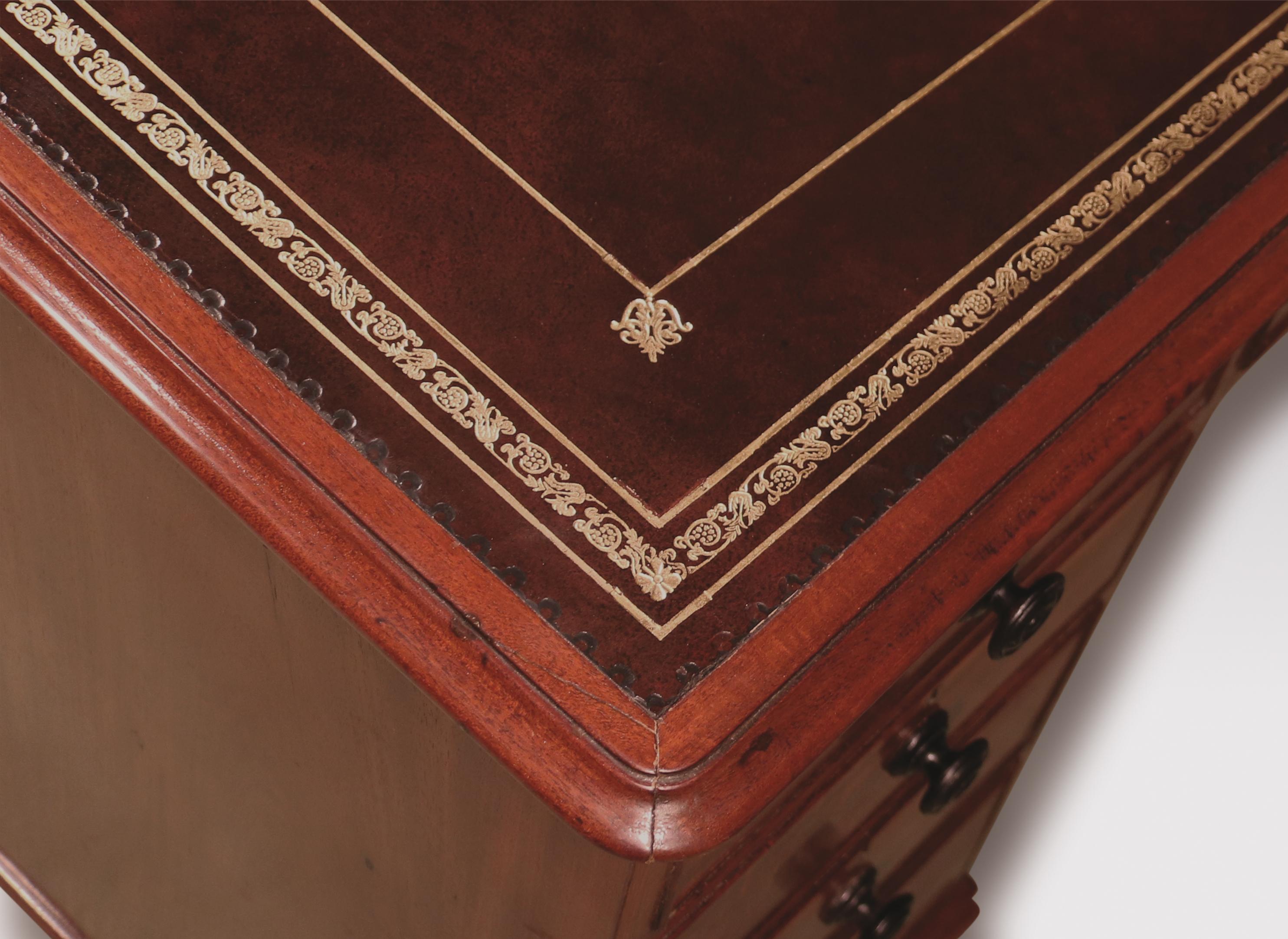 Small Antique George III Mahogany Pedestal Desk For Sale 2