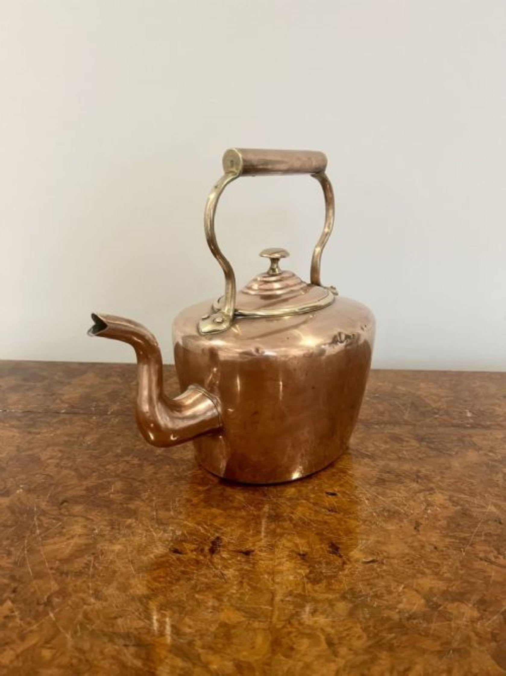 Small antique George III quality copper kettle having a quality copper kettle with a removable lid with the original brass knob having a shaped handle and spout