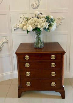 Kleine antike Mahagoni-Kommode mit vier Schubladen in George III-Qualität