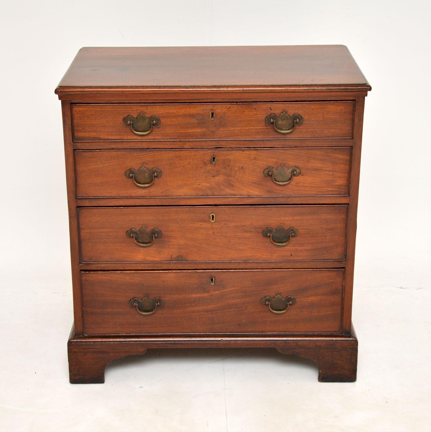 A fantastic original antique Georgian chest of drawers of nice small proportions. This was made in England, it dates from around the 1790-1810 period.
It is of extremely high quality, very well built and heavy for its size. This is solid wood
