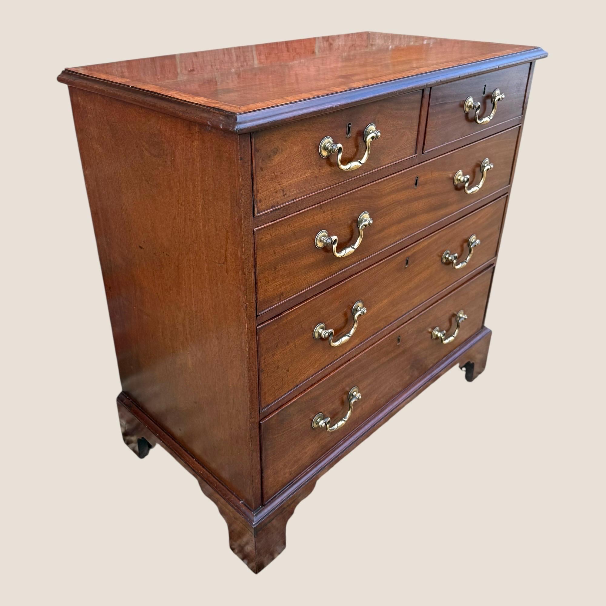 Kleine antike georgianische Kommode aus kubanischem Mahagoni und Nussbaum mit Querbändern (George III.) im Angebot