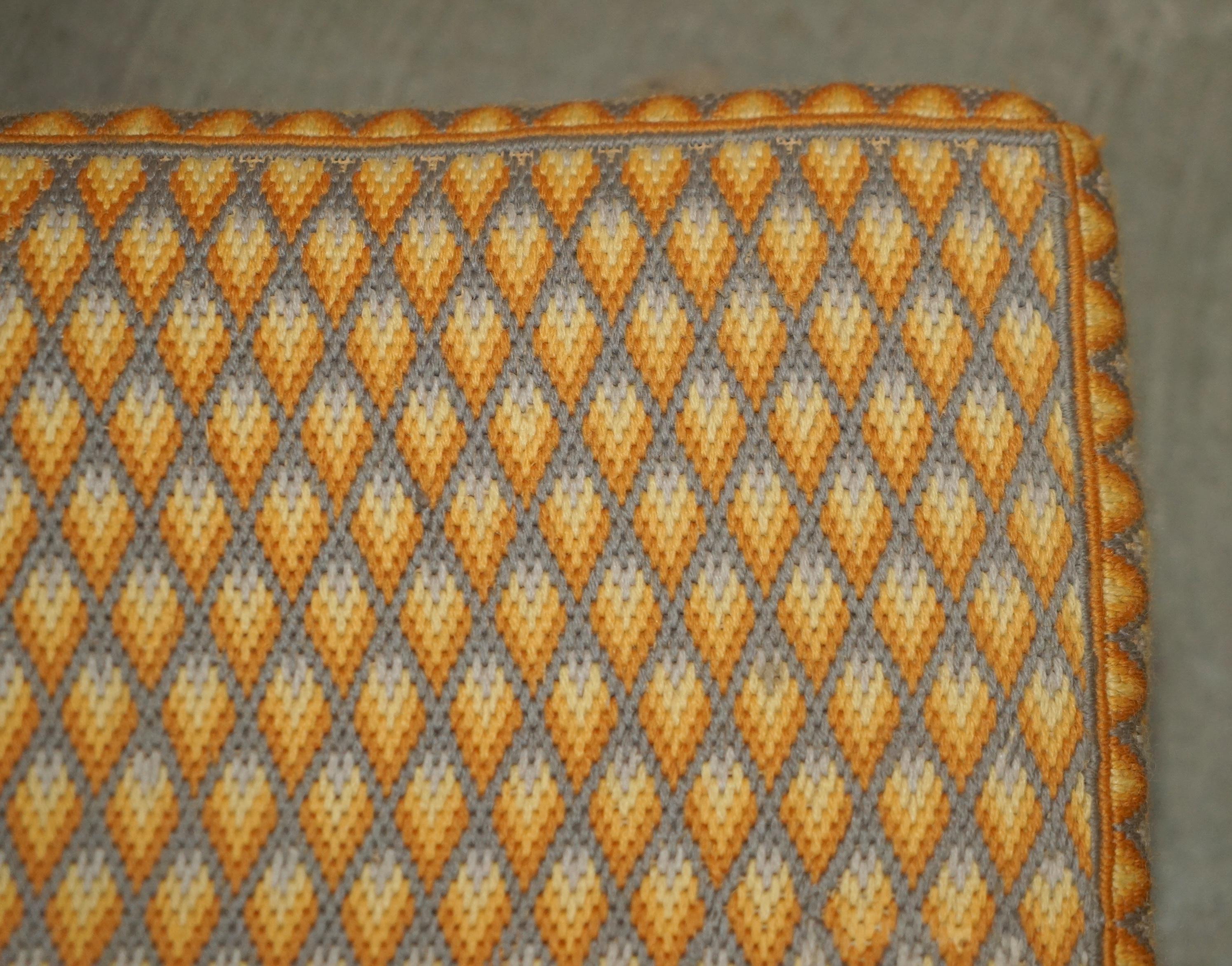 PICCOLO PIEDISTALLO ANTICO GEORGIANO INGLESE PER LA CASA DI PAESE EMBROIDERATO PIEDI DI PANCIA in vendita 2