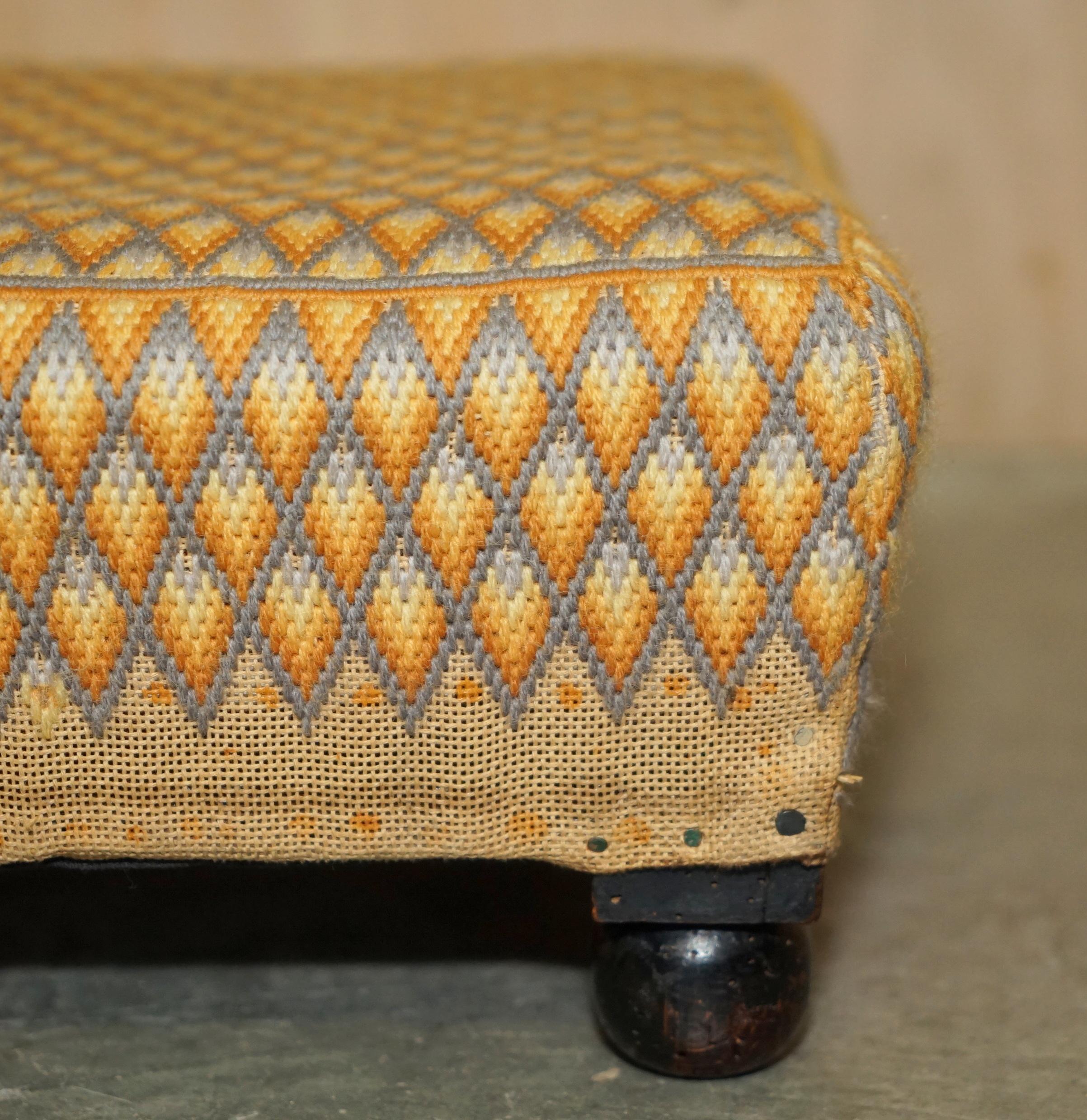 SMALL ANTiQUE GEORGIAN ENGLISH COUNTRY HOUSE FOOTSTOOL VERZIERTES TOP BUN FEET (Polster) im Angebot