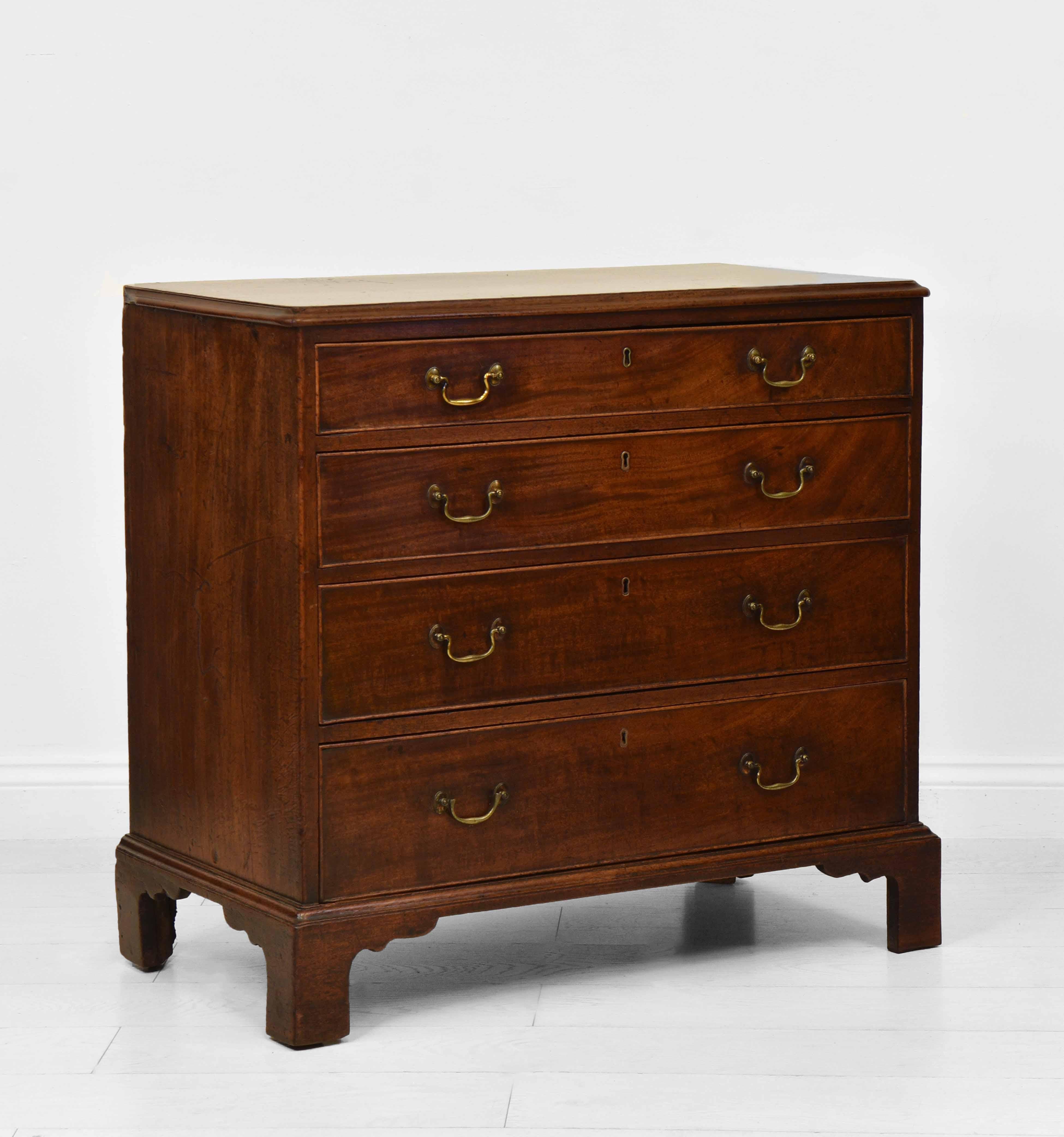 Small Antique Georgian Mahogany Chest of Drawers, Circa 1760 In Distressed Condition In Norwich, GB