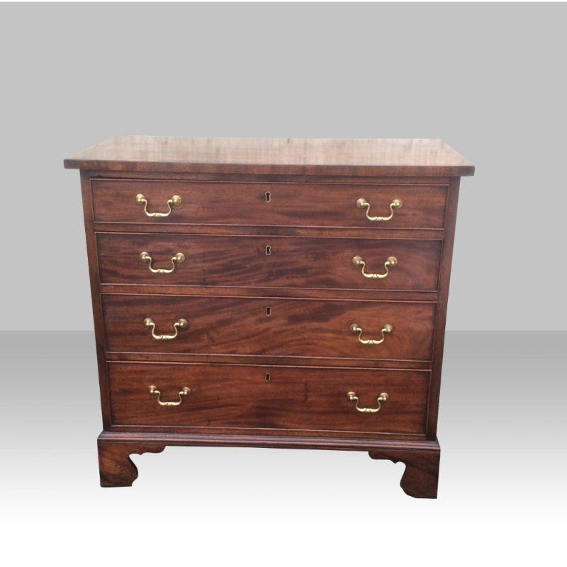 Superb antique George III mahogany chest of drawers of neat proportions with four graduated drawers with original key and working locks, it stands on ogee bracket feet. The chest is in excellent original condition and has a lovely patina. 

Circa