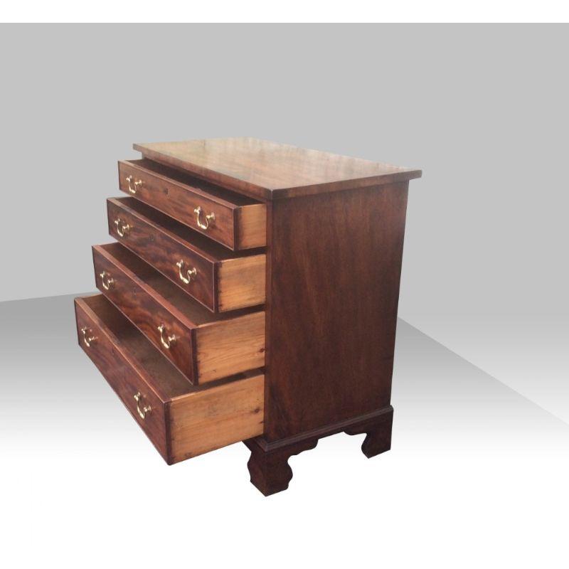 Small Antique Georgian Mahogany Chest of Drawers In Good Condition In Antrim, GB