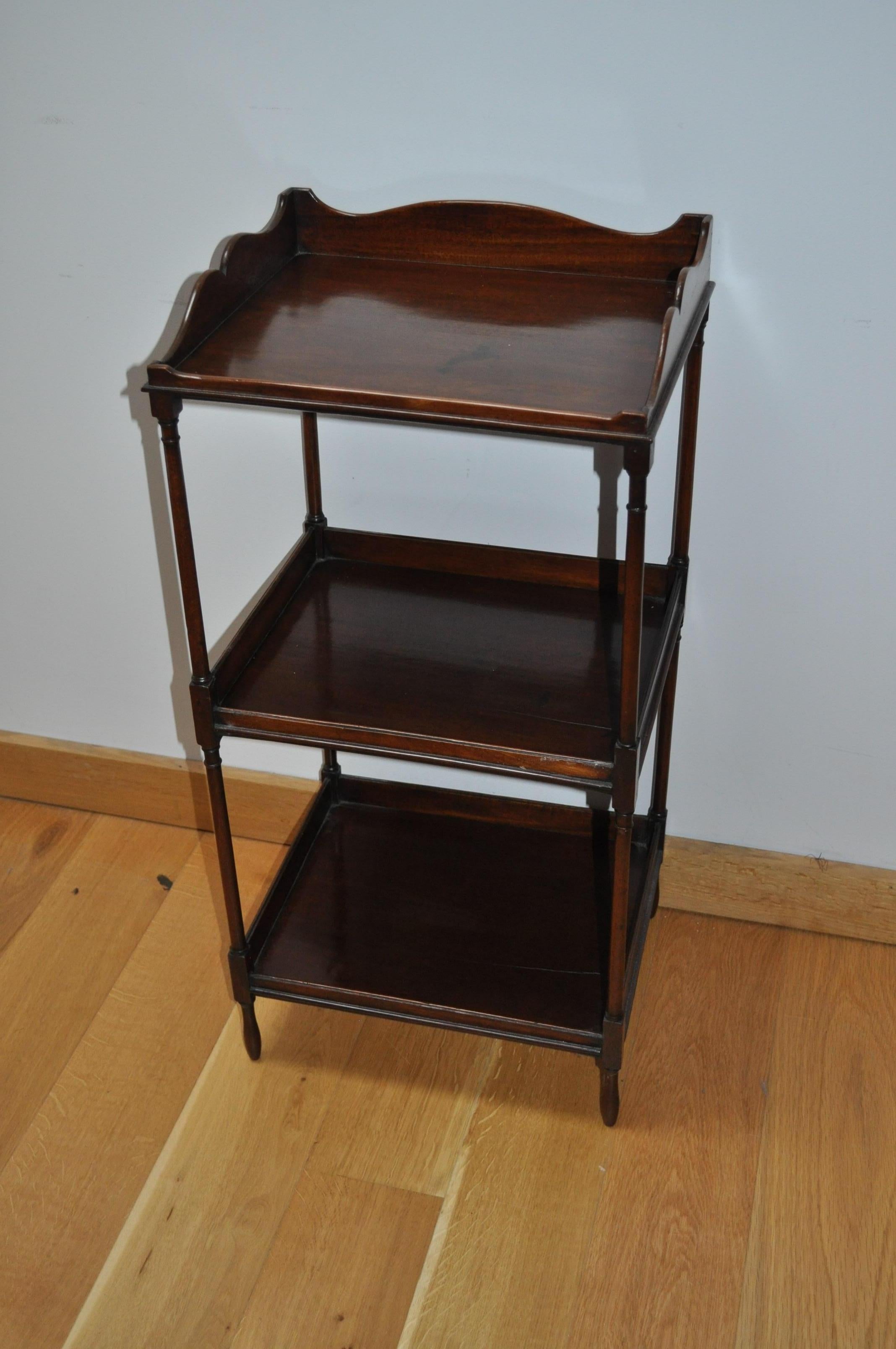 Small antique Georgian period solid mahogany Whatnot / shelves In Good Condition For Sale In Winchcombe, Gloucesteshire
