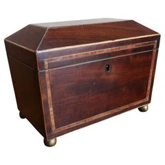 Pequeña caja de té georgiana antigua en forma de sarcófago. Inglés C.1830