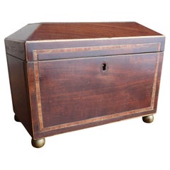 Pequeña caja de té georgiana antigua en forma de sarcófago. Inglés C.1830