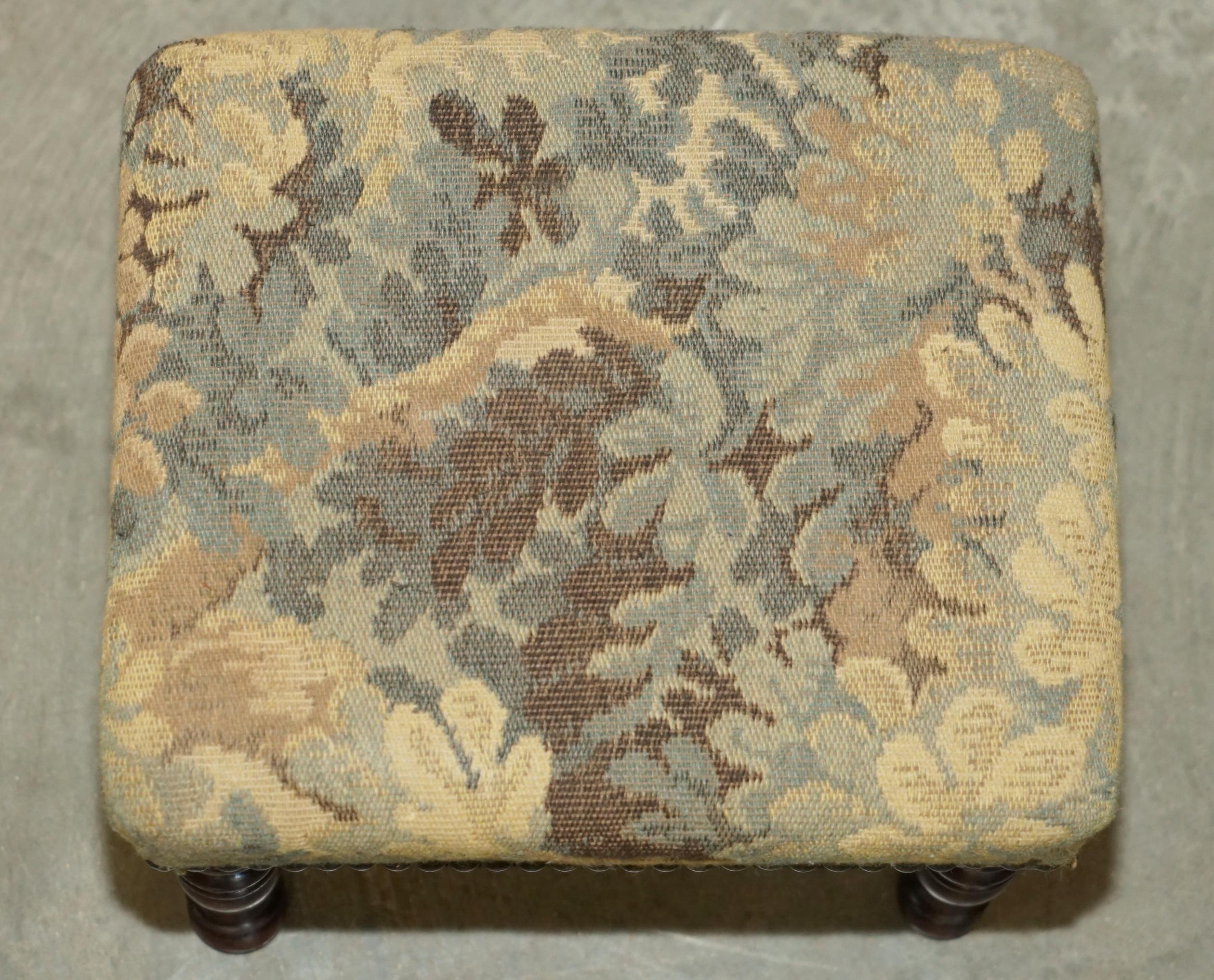 SMALL ANTIQUE GEORGIAN  Style ENGLiSH COUNTRY HOUSE FOOTSTOOL VERZIERTES KLEID im Angebot 8